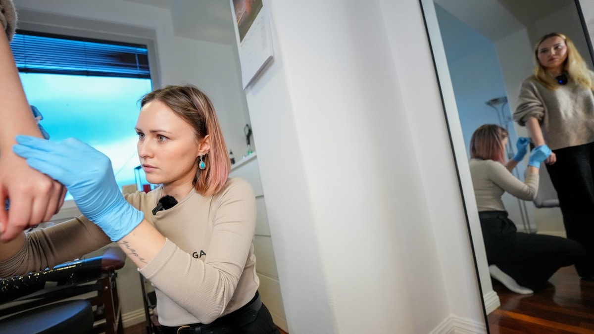 Forskeren med doktorgrad ble usikker på fremtiden – nå er hun tatovør
