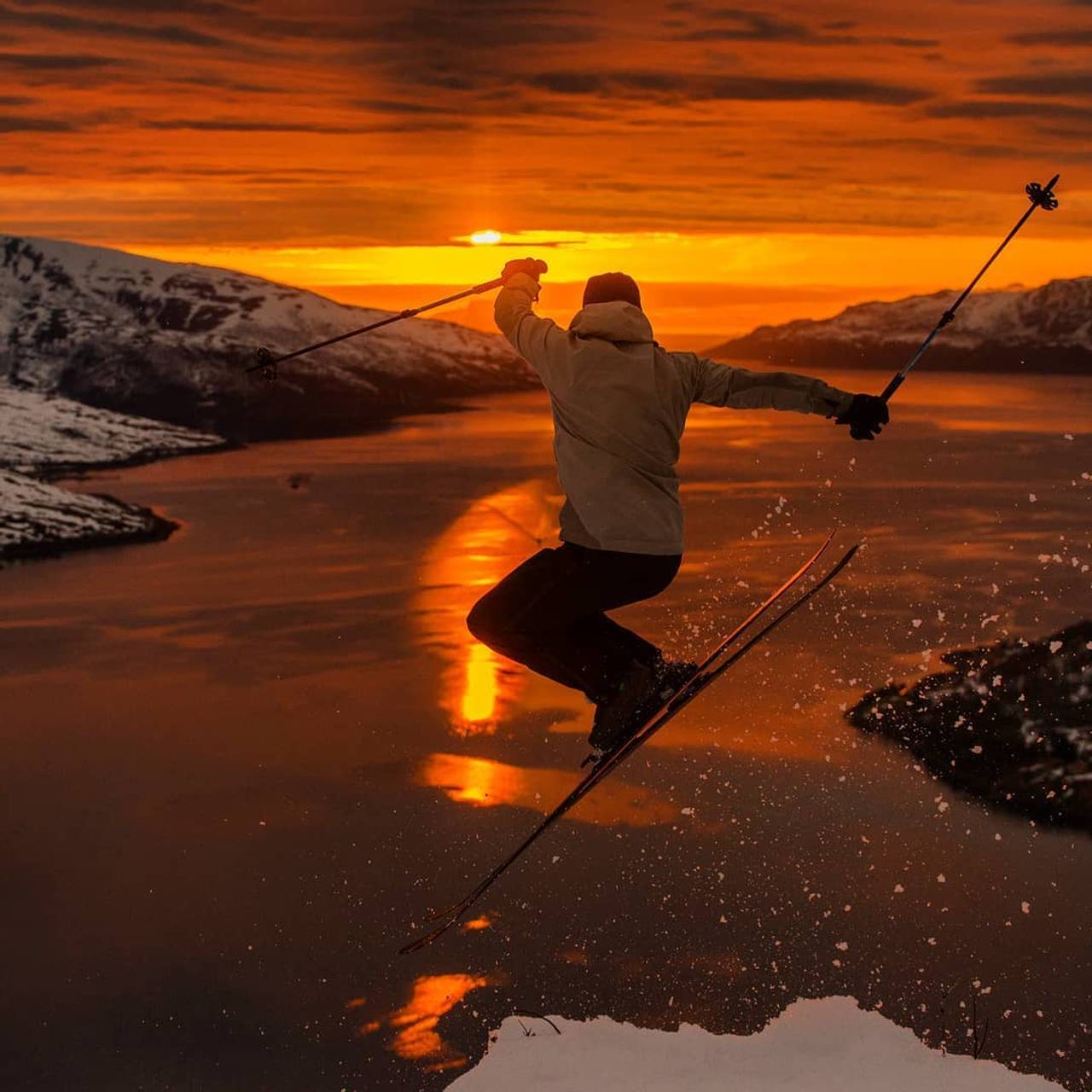 Skikjøring i midnattssol