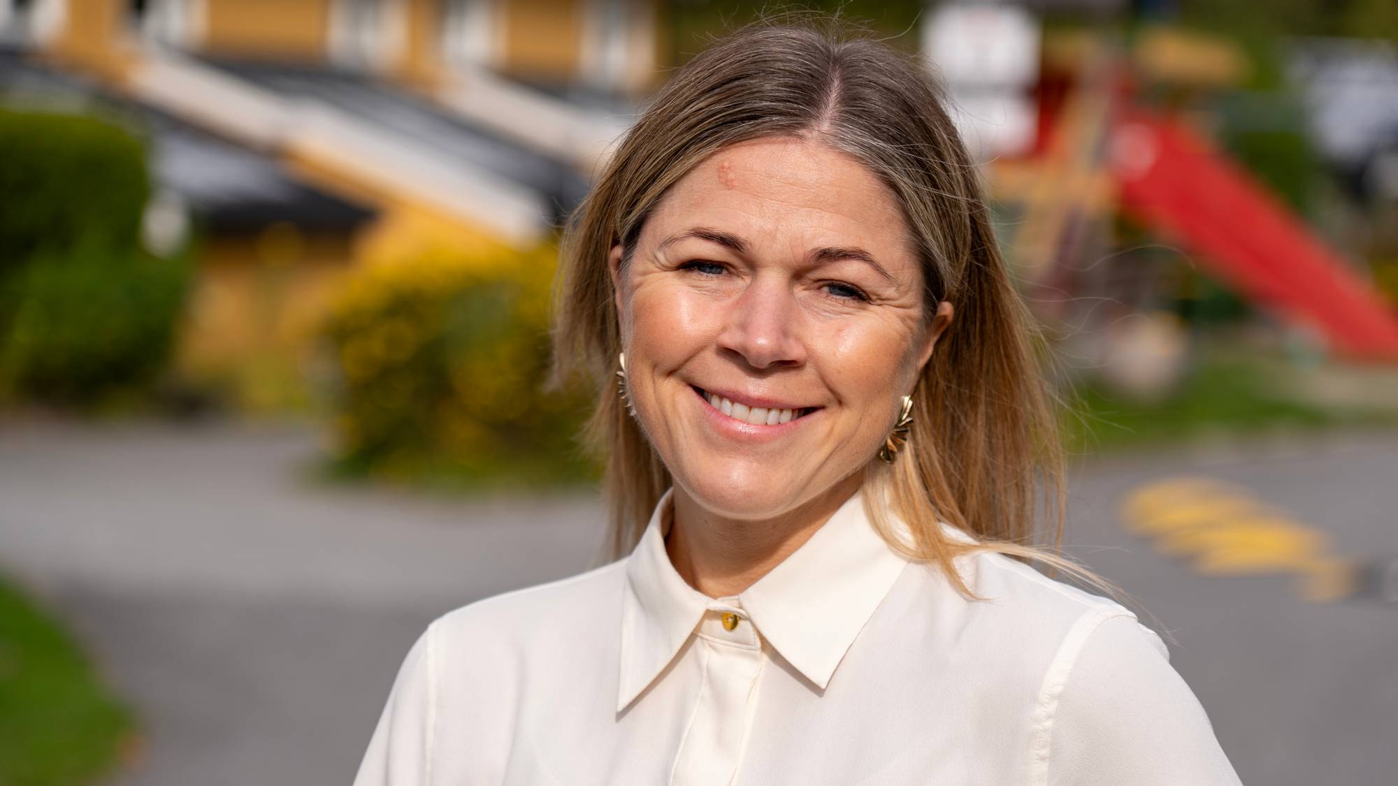 Ung kvinne i hvit skjorte