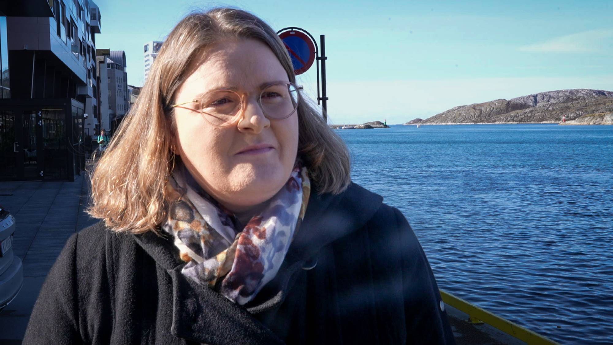 Kvinne blir intervjuet på kaia. 