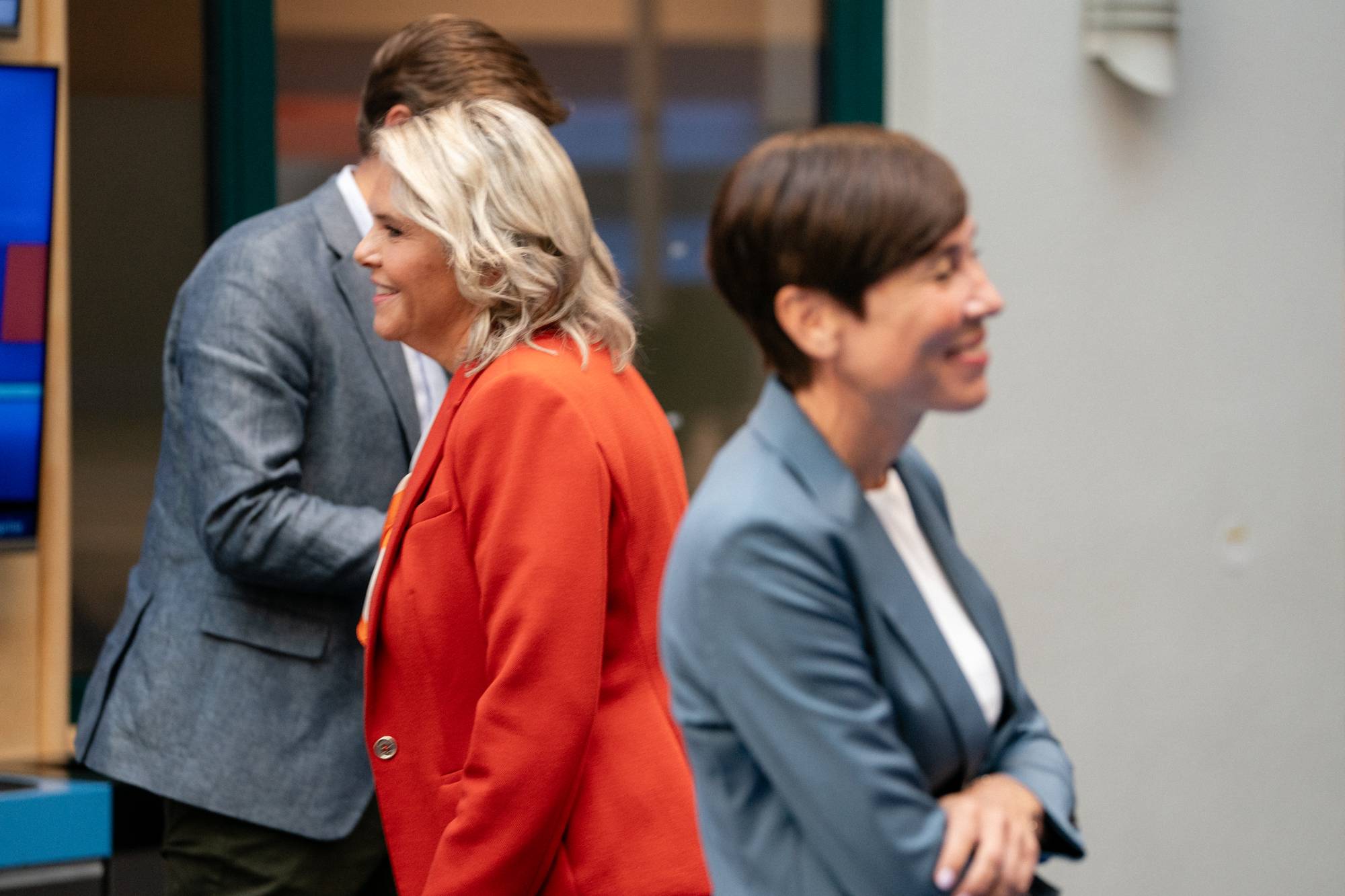 Sylvi Listhaug i rød blazer og Ine Eriksen Søreide i blå dress står sammen i et rom. (Bildebeskrivelsen er laget av en KI-tjeneste)