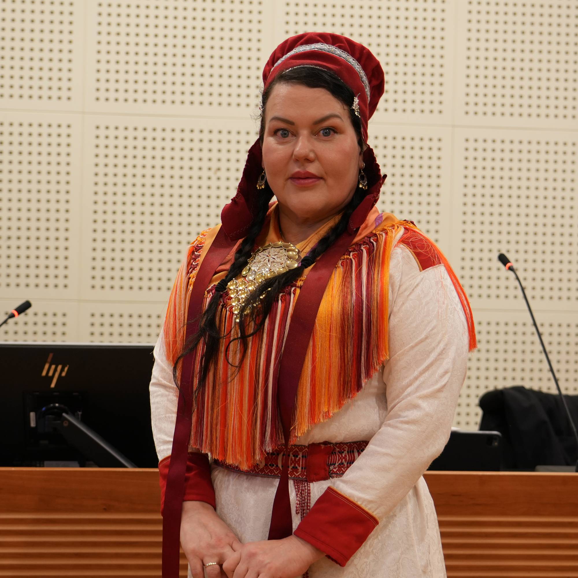 Sametingspresident i hvit kofte i lagmannsretten.