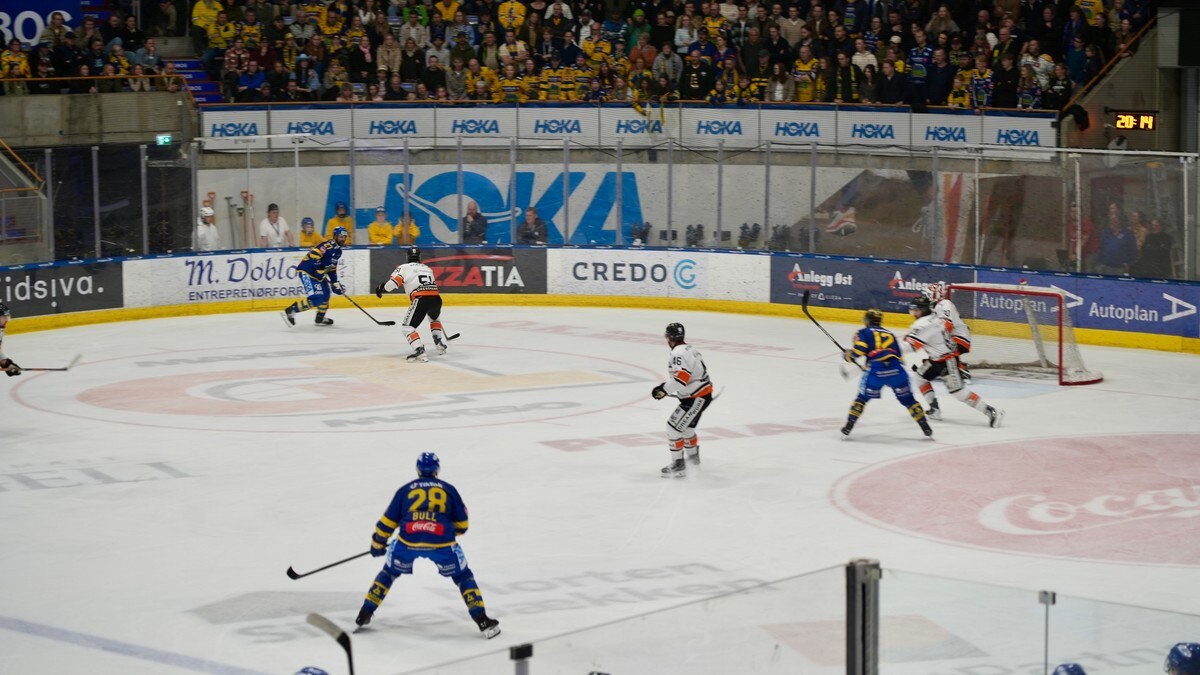 ishockey spillere ute på isen FOTO: Knut Erik Røsrud/NRK ishockey spillere ute på isen FOTO: Knut Erik Røsrud/NRK