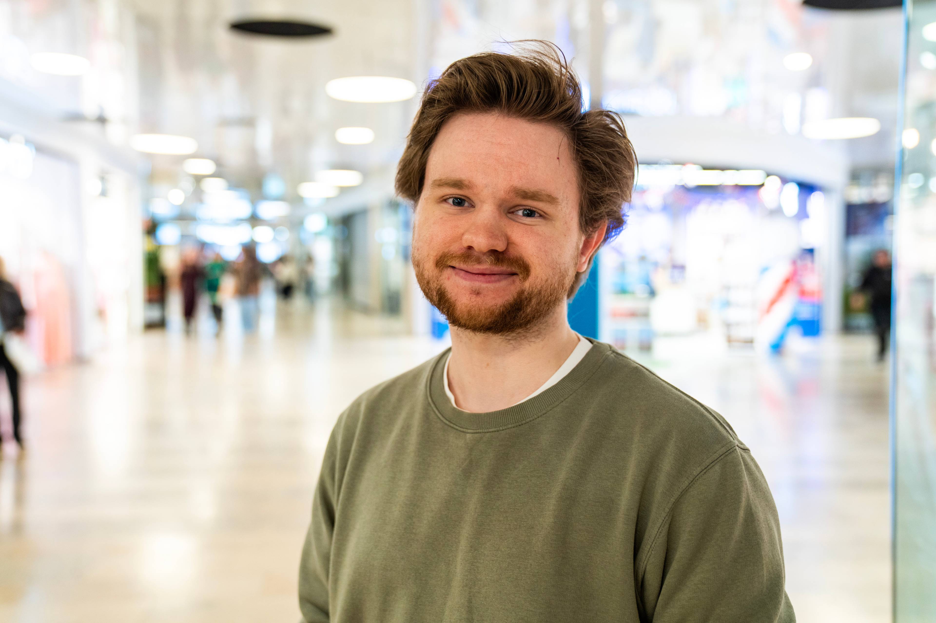 en person som smiler til kameraet (Bildebeskrivelsen er laget av en KI-tjeneste)
