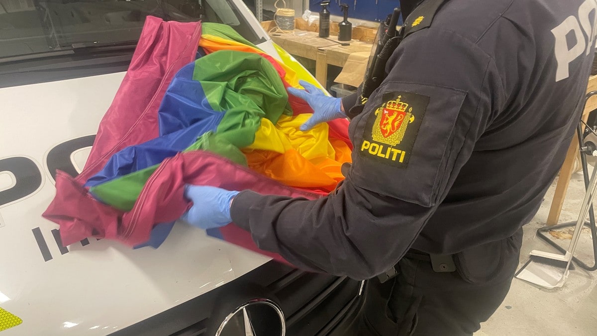 Fann nedgrisa prideflagg utanfor skule i Ålesund - politiet startar etterforsking