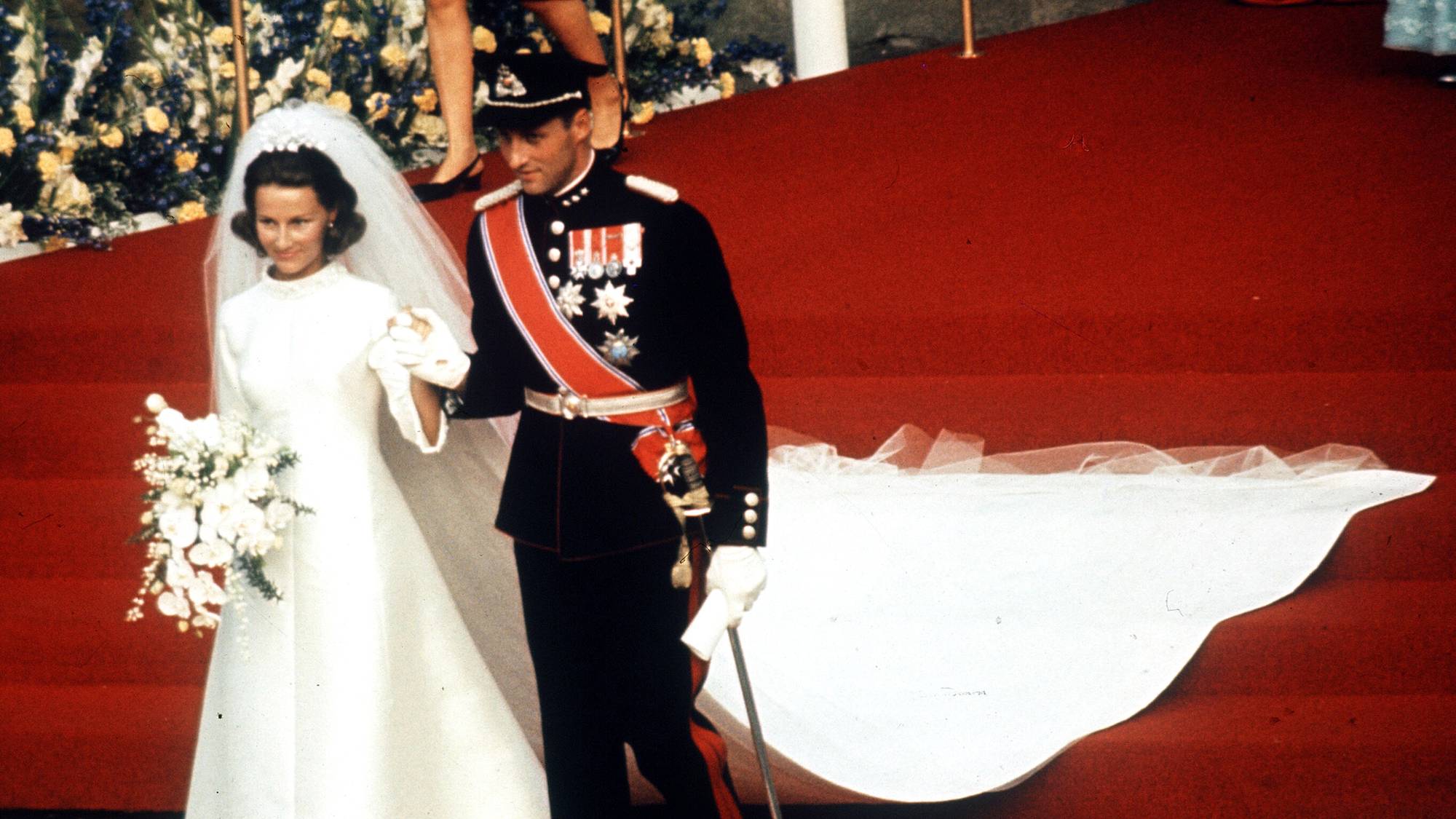 Kronprins Harald og kronprinsesse Sonja kommer ut av Oslo domkirke etter å ha blitt viet