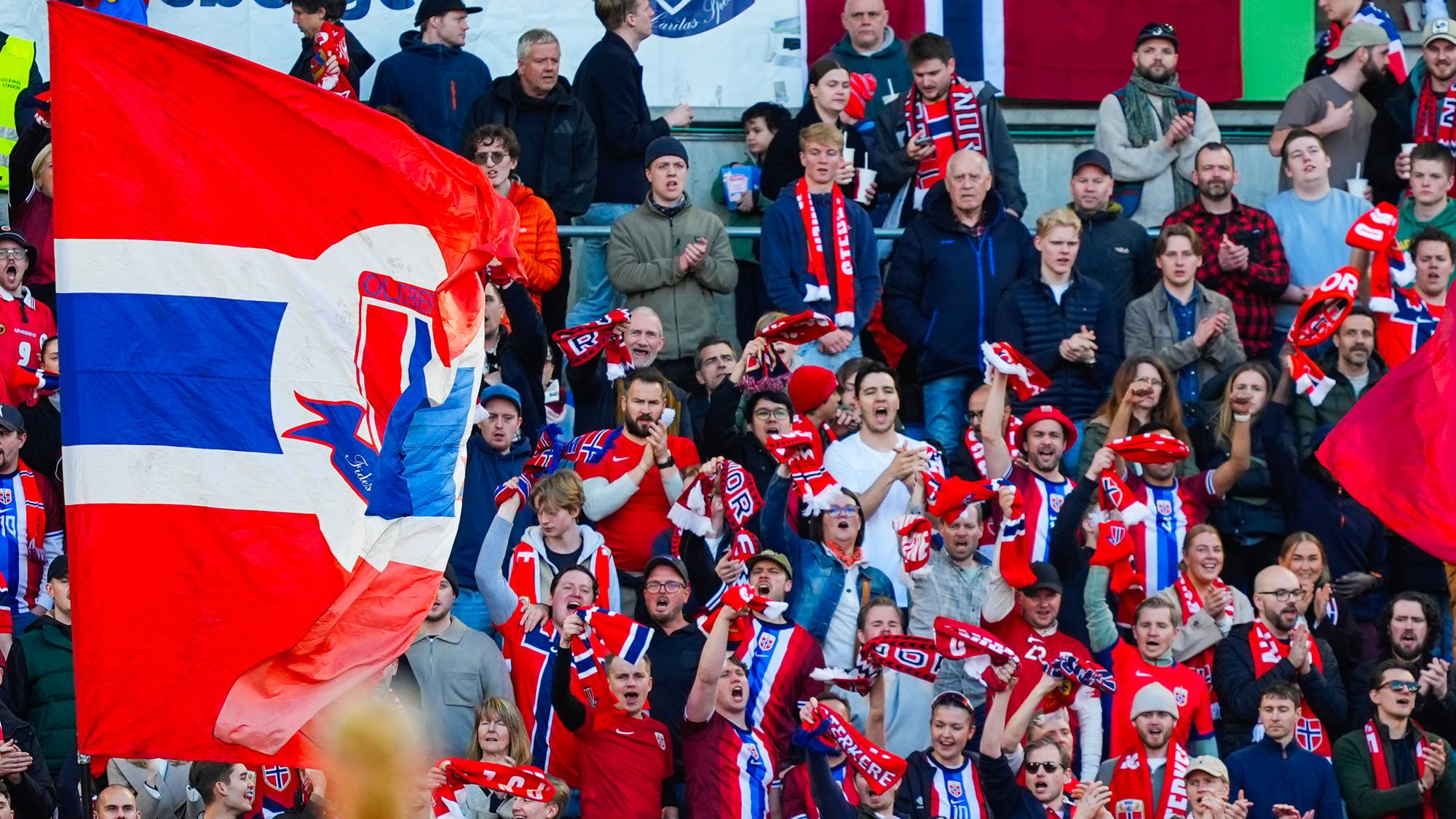 Norske supportere under privatlandskampen i fotball mellom Norge og Sveits på Ullevaal Stadion.
