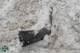 写真: ウクライナ保安局/ロイター/NTB この画像には、雪の中に部分的に埋もれた黒い物体が示されており、背景には明確な足跡があります。オブジェクトの周囲には雪と氷の地面があり、湾曲した形状をしています。周囲は冬季には屋外エリアのようです。写真には人が映っていません。 (画像説明はAIサービスによるものです)