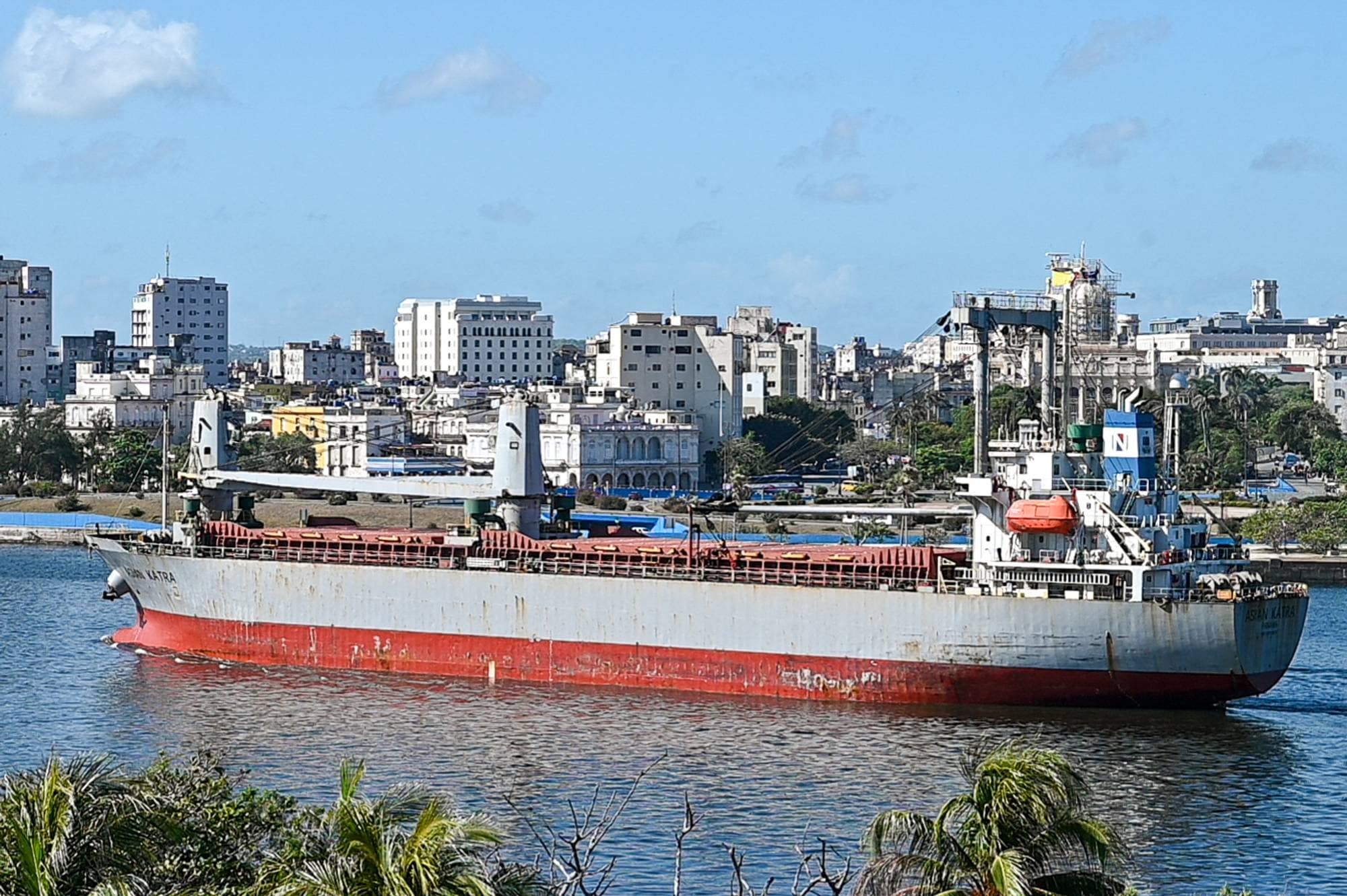 En stor lastebåt i Havana