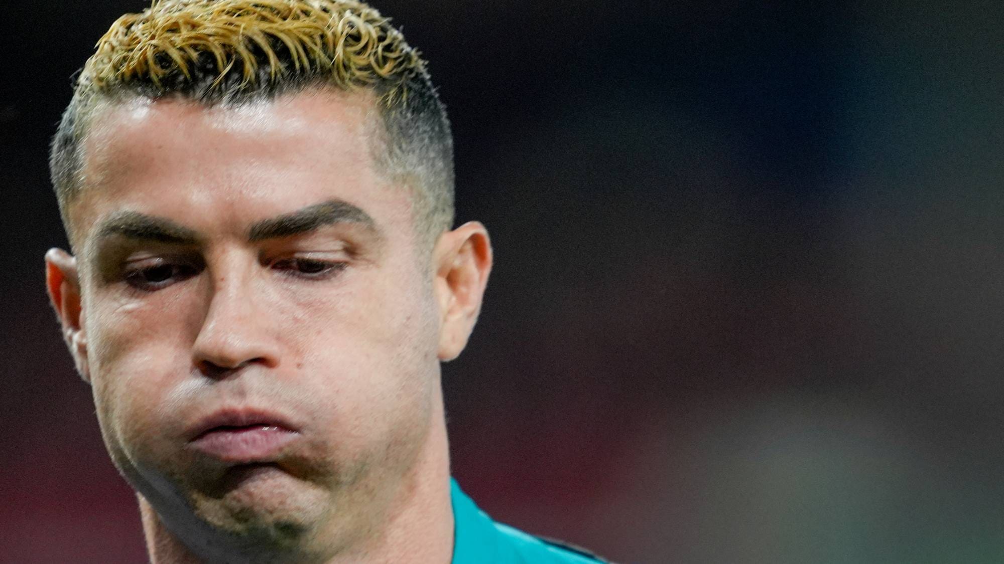 Portrett av Cristiano Ronaldo med alvorlig ansiktsuttrykk. (Bildebeskrivelsen er laget av en KI-tjeneste)
