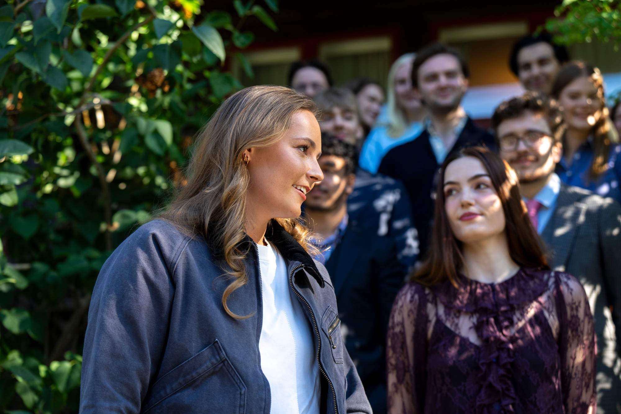 Prinsesse Ingrid Alexandra sammen med en gruppe ungdommer utendørs. (Bildebeskrivelsen er laget av en KI-tjeneste)