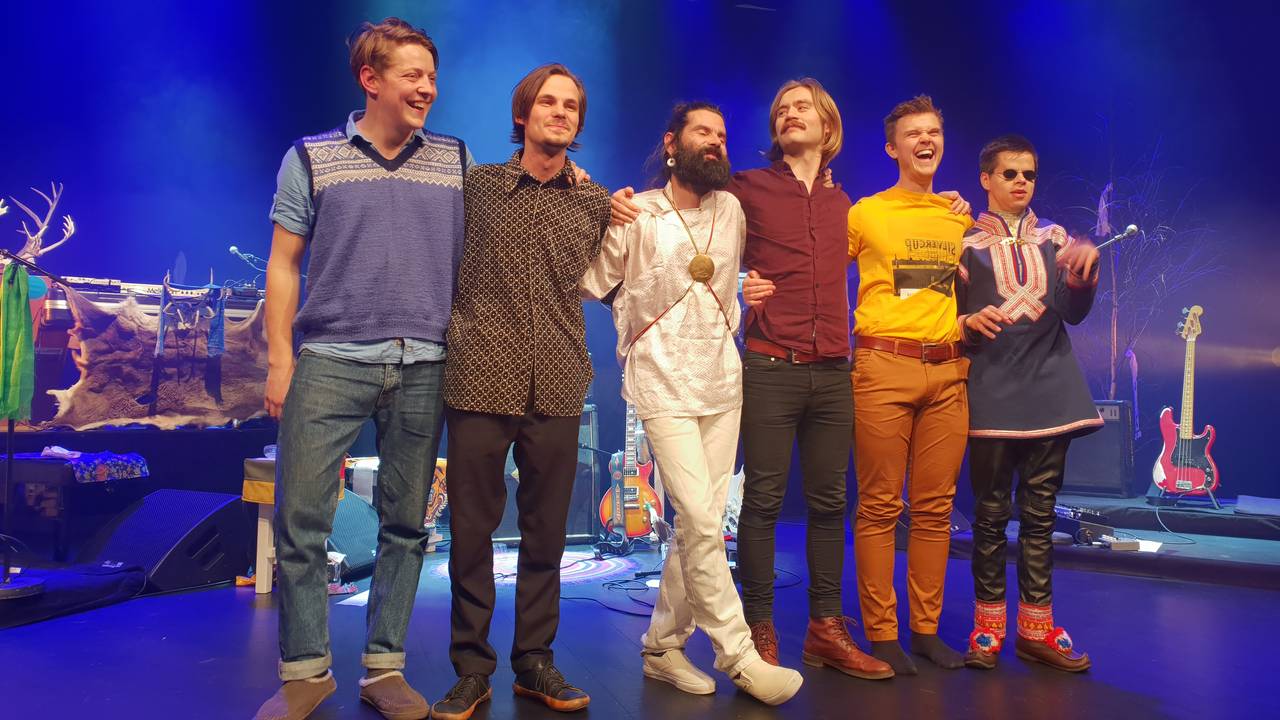 Hele ensemblet tar imot applaus glade i fjesene