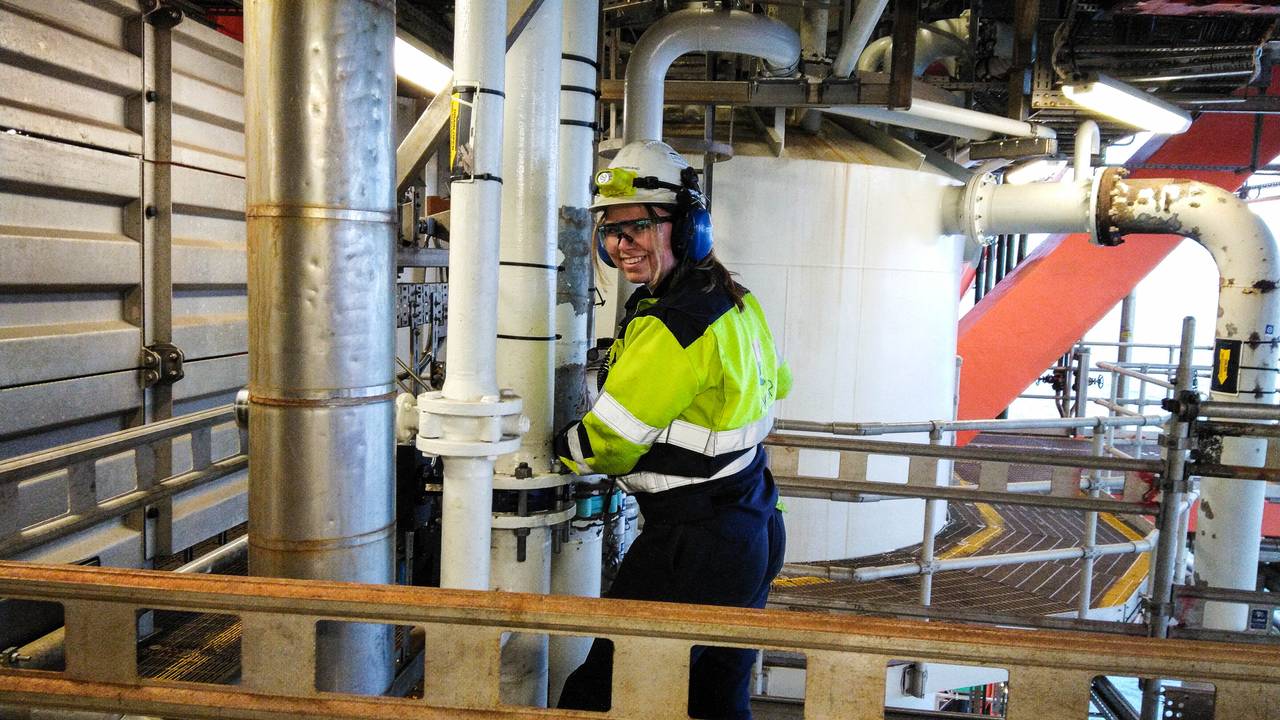 Natalie Vehusheia Stensvand på jobb på oljeplattformen Valhall i Nordsjøen.