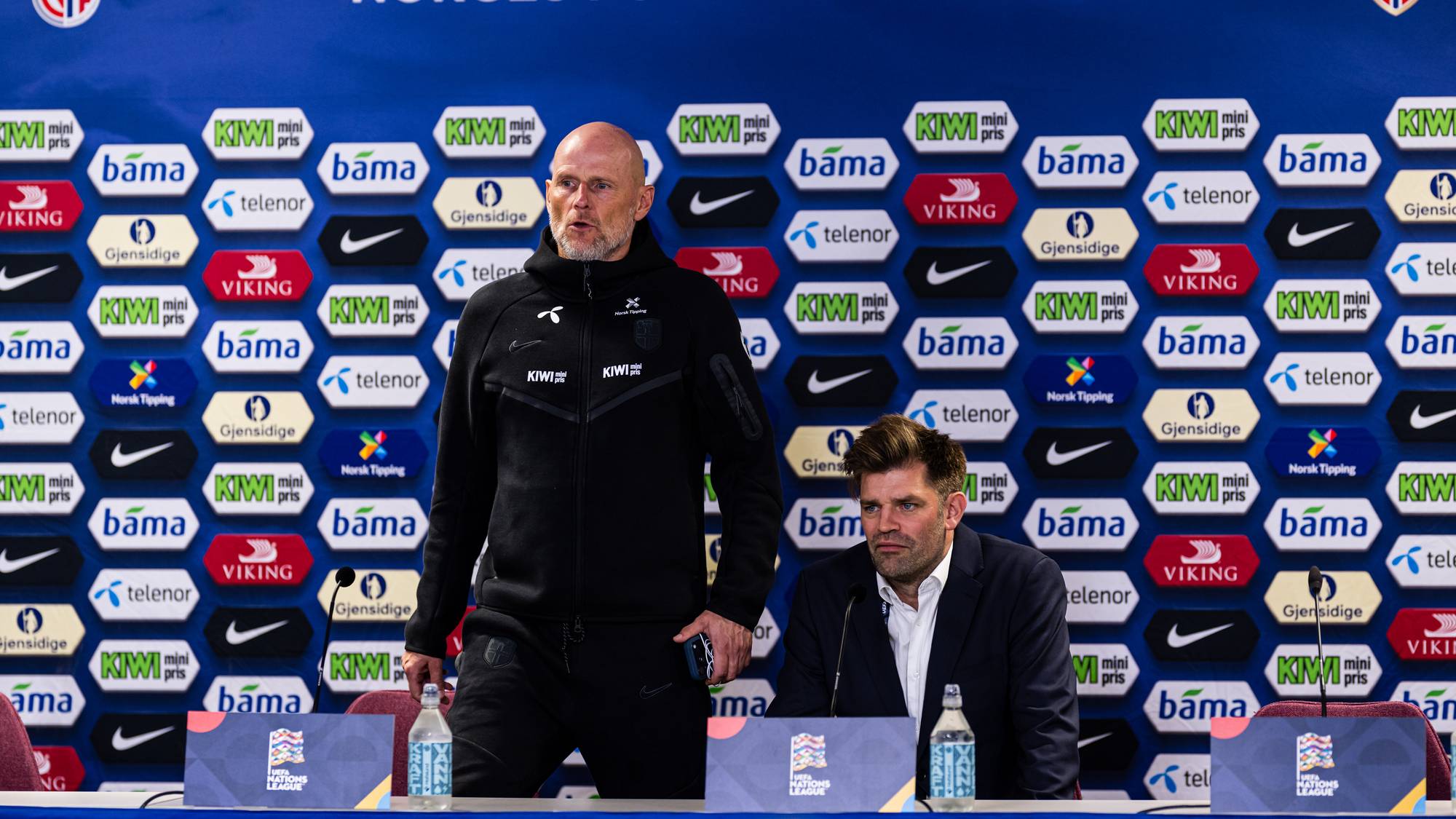 Ståle Solbakken i treningsdress på pressekonferanse etter kampen mot Danmark. 