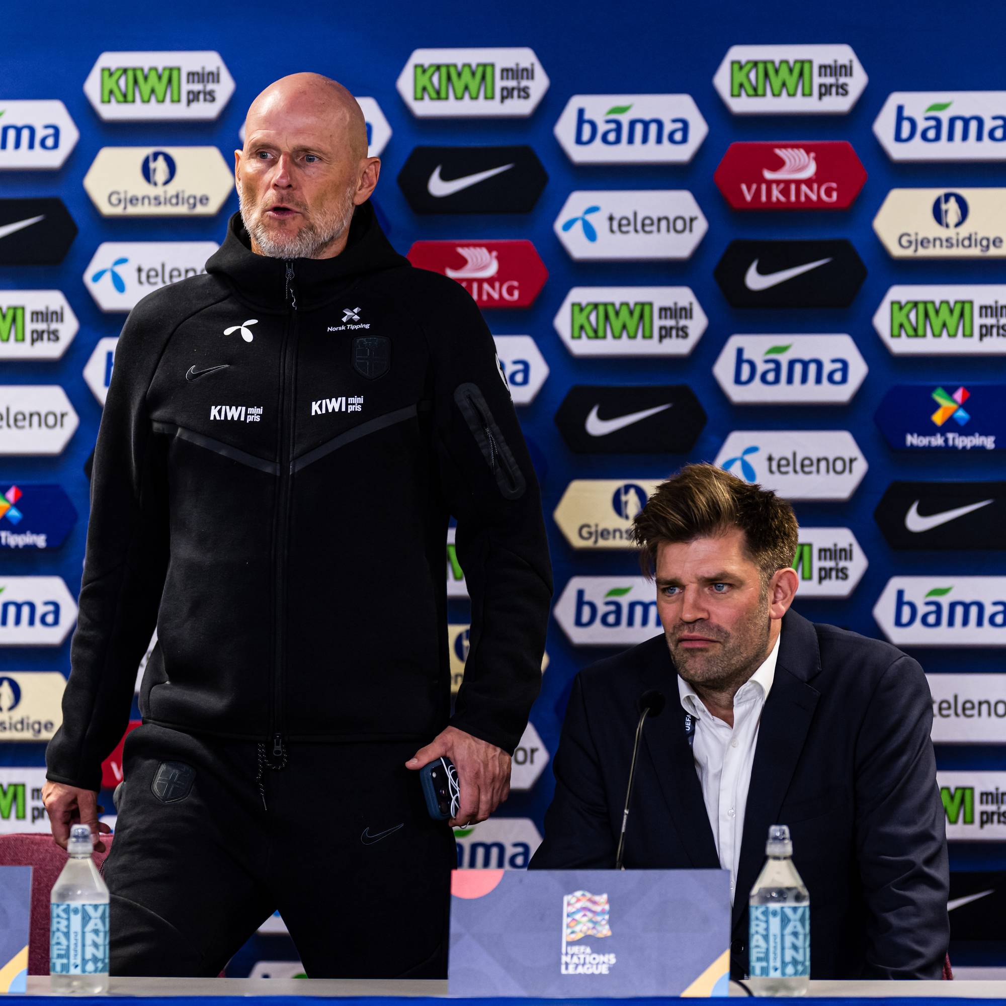 Ståle Solbakken i treningsdress på pressekonferanse etter kampen mot Danmark. 