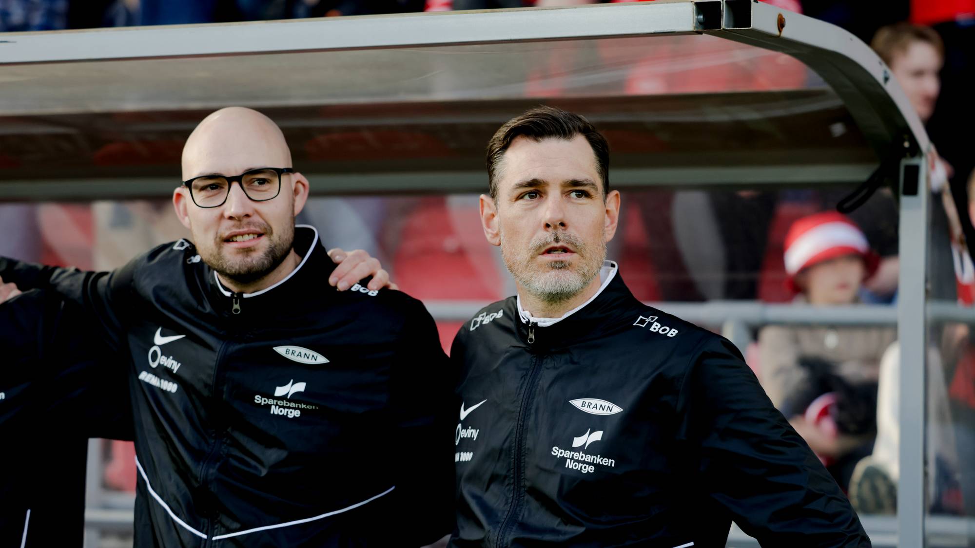 Branns trener Freyr Alexandersson t.h. og Branns assistenttrener Jonathan Hartmann før semifinalekampen i NM i fotball mellom Brann og Aalesund på Brann stadion