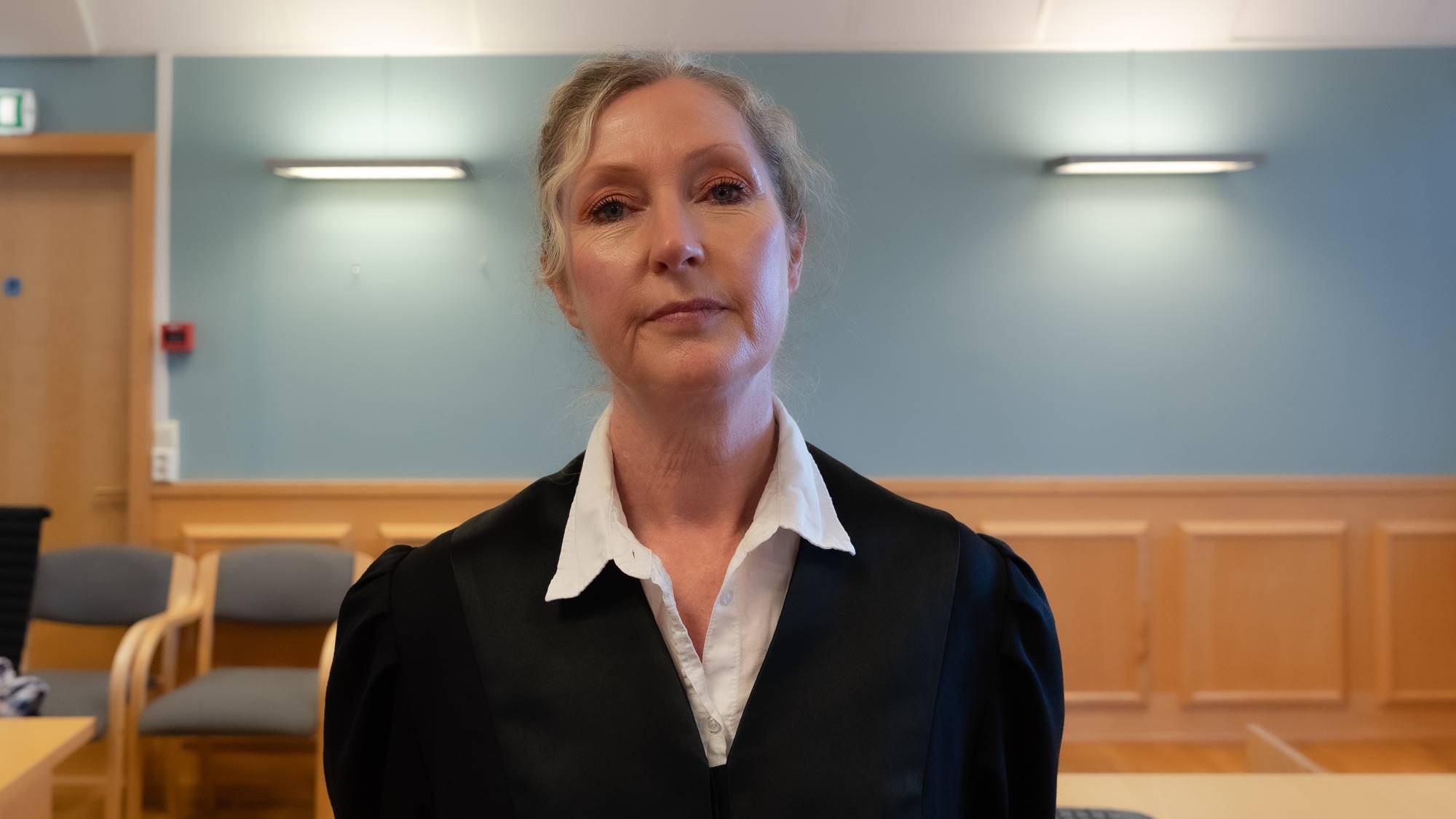 Aktor, poitiadvokat Hege Finsveen halvnært portrett inne i retssal, Retten settes.