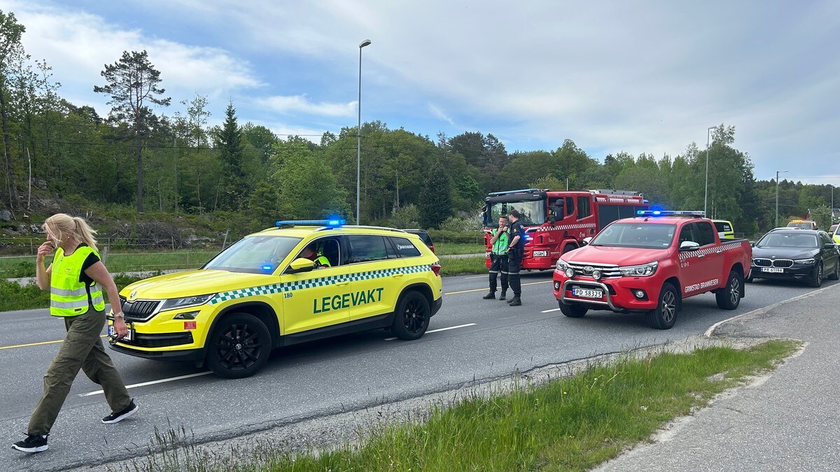 MC og bil kollidert i Grimstad – veien stengt