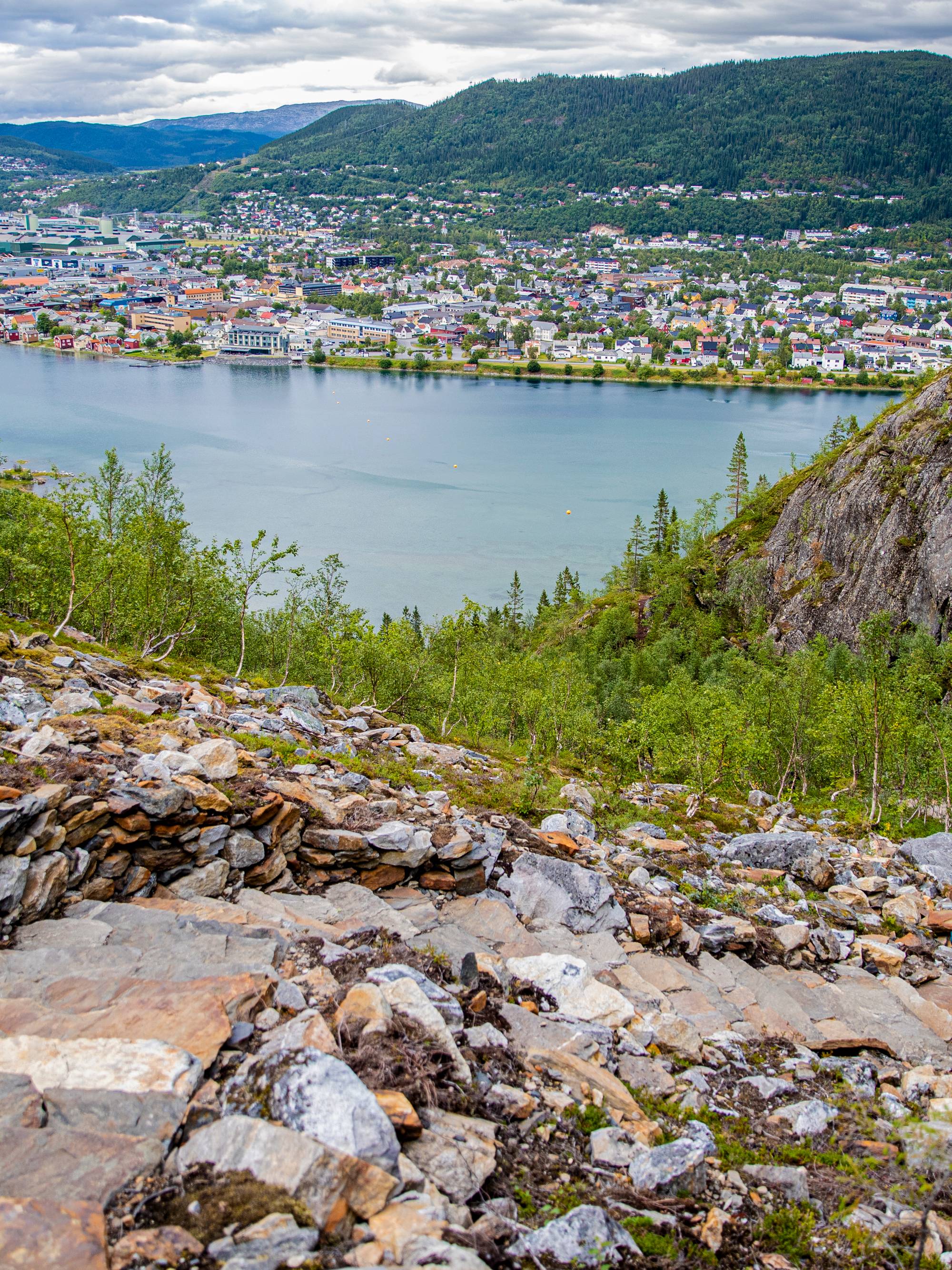 Mosjøen Helgelandstrappa opp mot Øyfjellet i Mosjøen i Nordland