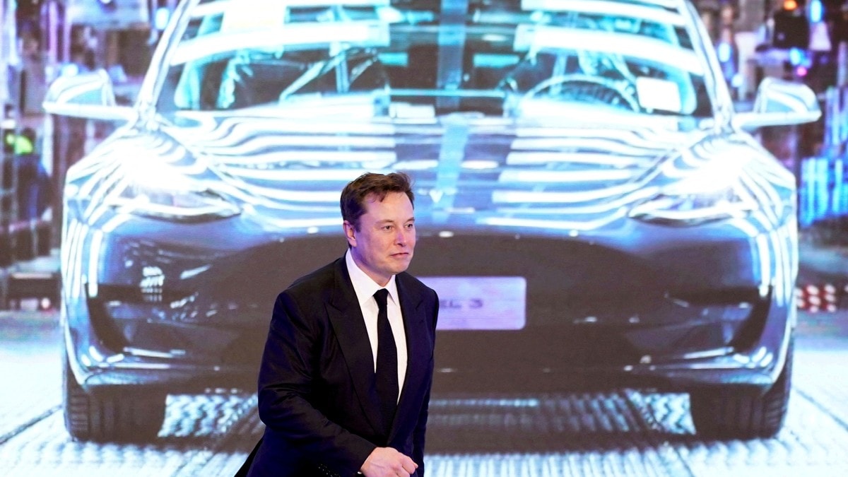 Kutter prisen på Tesla – tror det kan føre til kollaps i bruktbilmarkedet