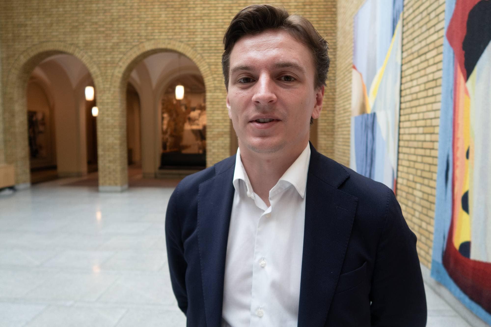 Ola Svenneby i Vandrehallen i Stortinget