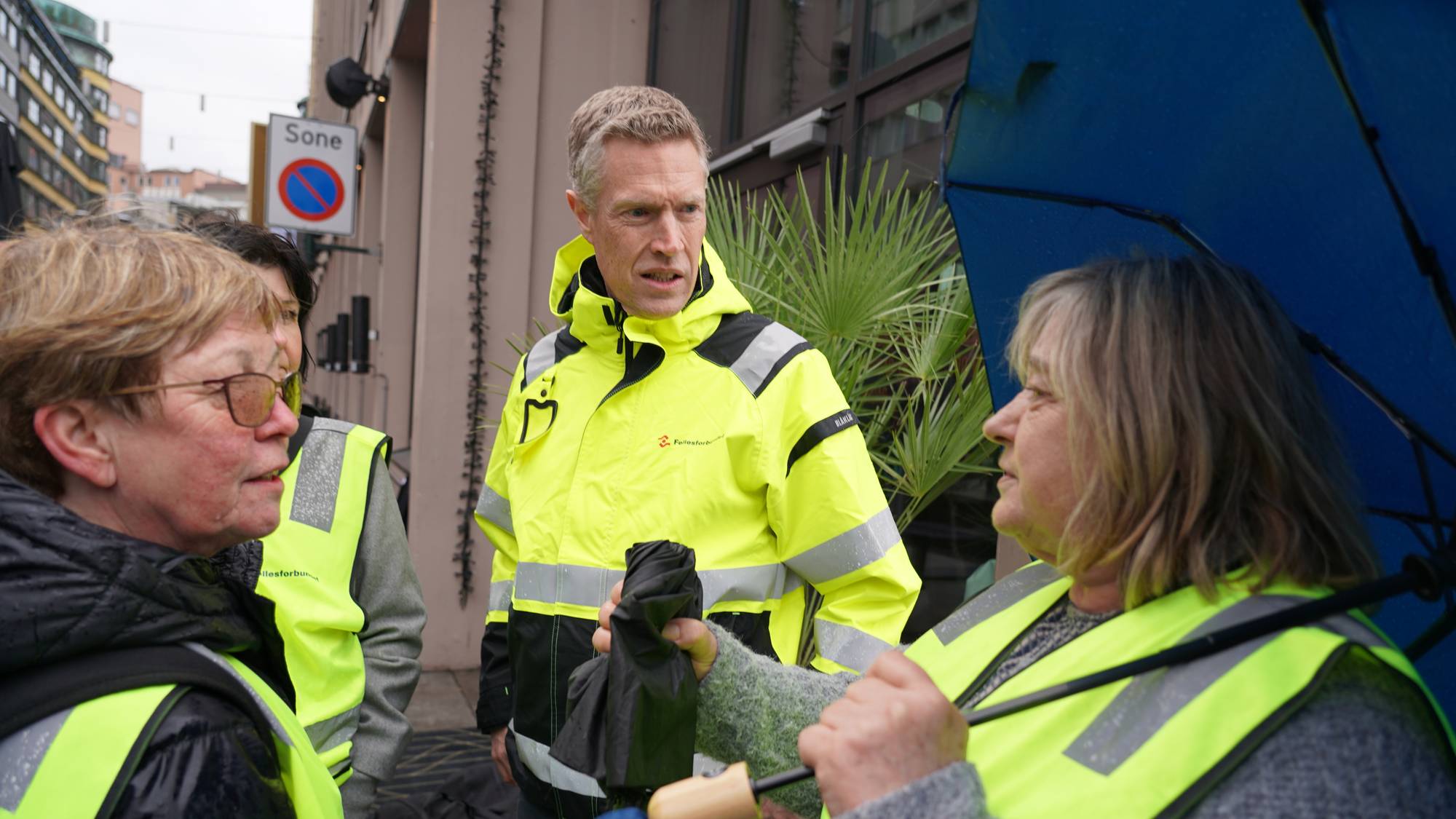 fire personar i refleksvest