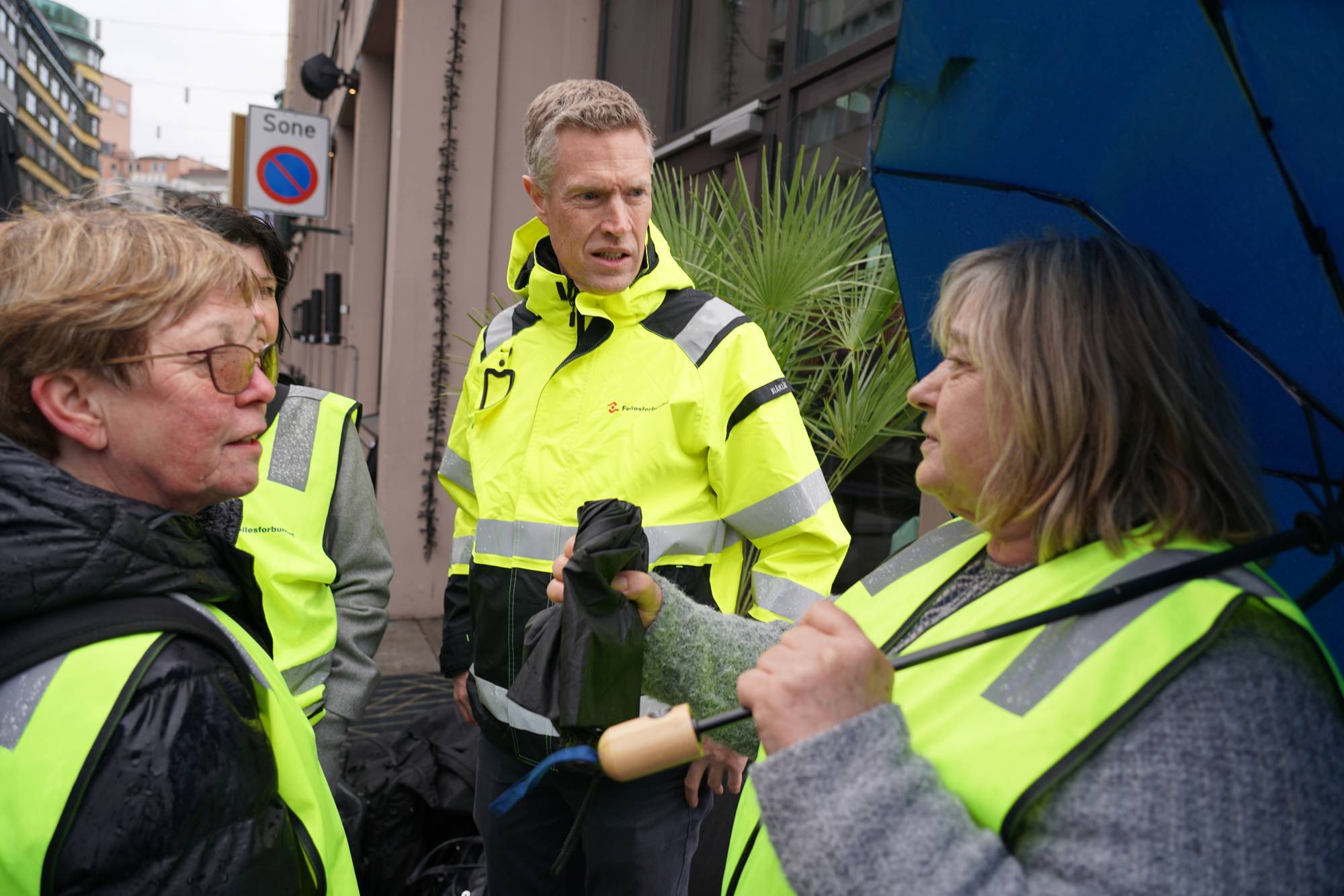 fire personar i refleksvest