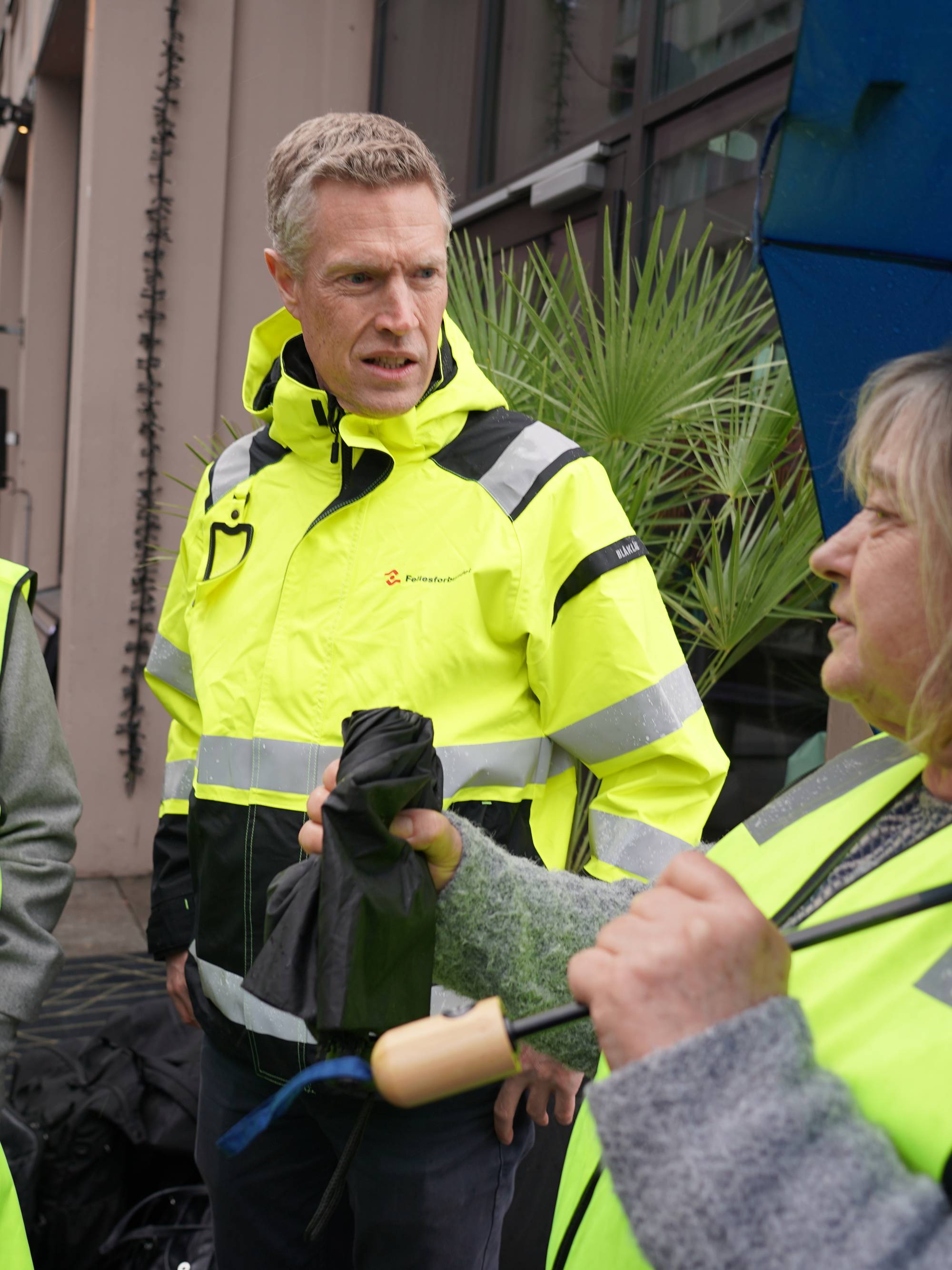 fire personar i refleksvest