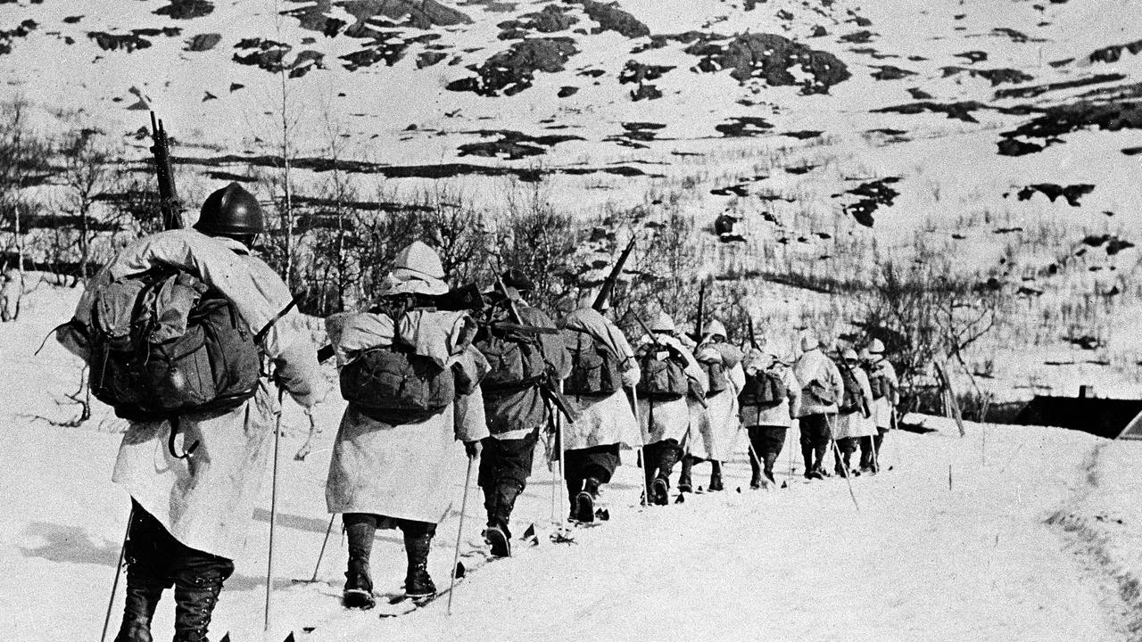 Allierte franske alpejegere på ski i fjellene under kampene ved Narvik.