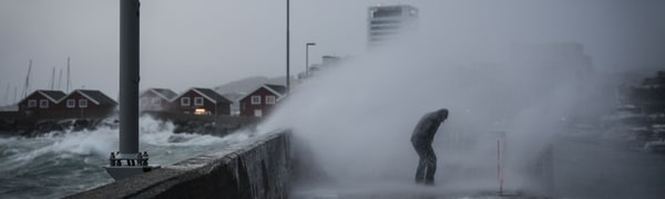 Man havner midt i sjøsprøyten på moloen i Bodø
