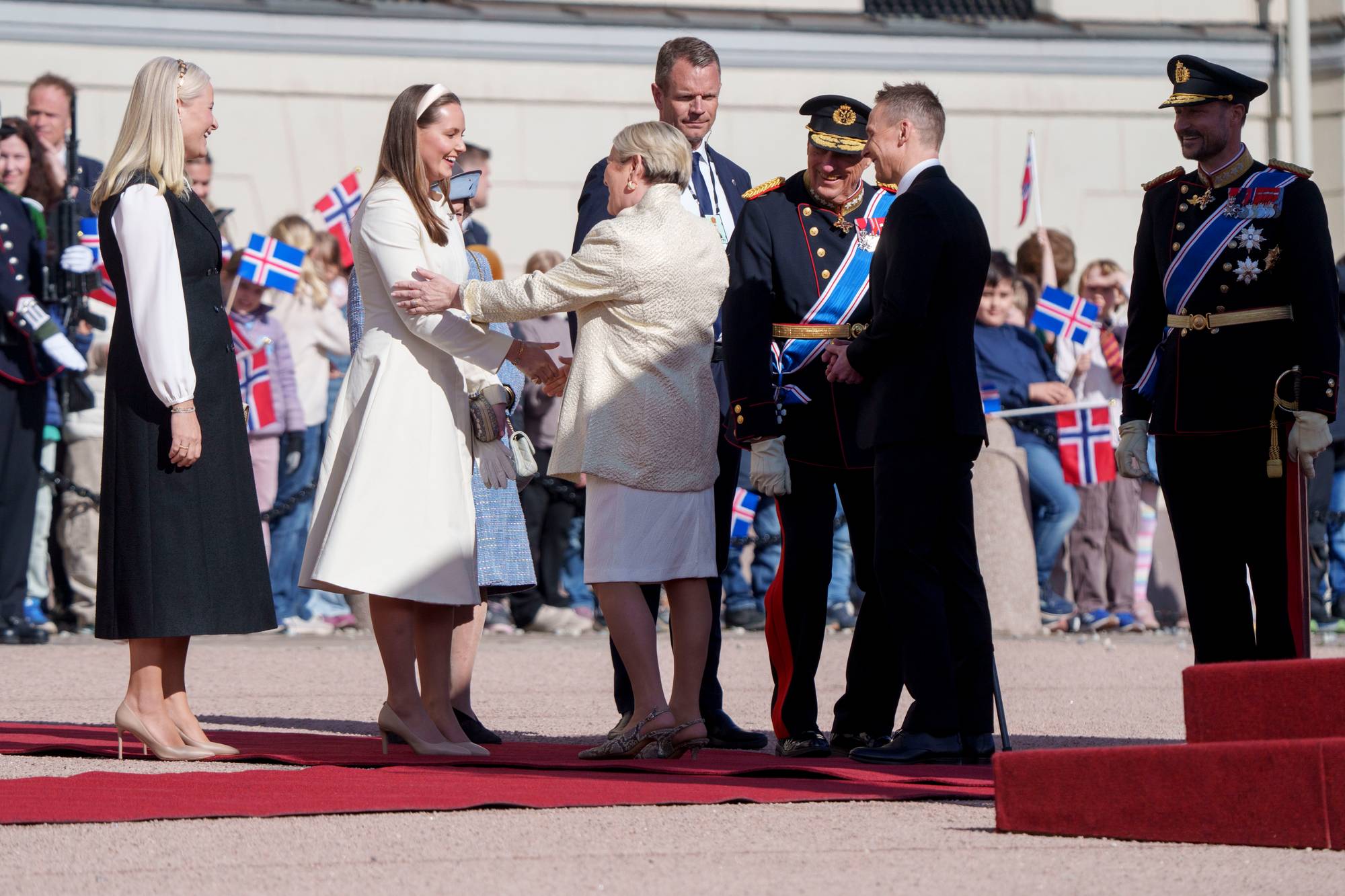 Prinsesse Ingrid Alexandra hilser på Islands president Halla Tómasdóttir da hun og ektemann Björn Skúlason ankom Slottsplassen og innledet statsbesøket til Norge.