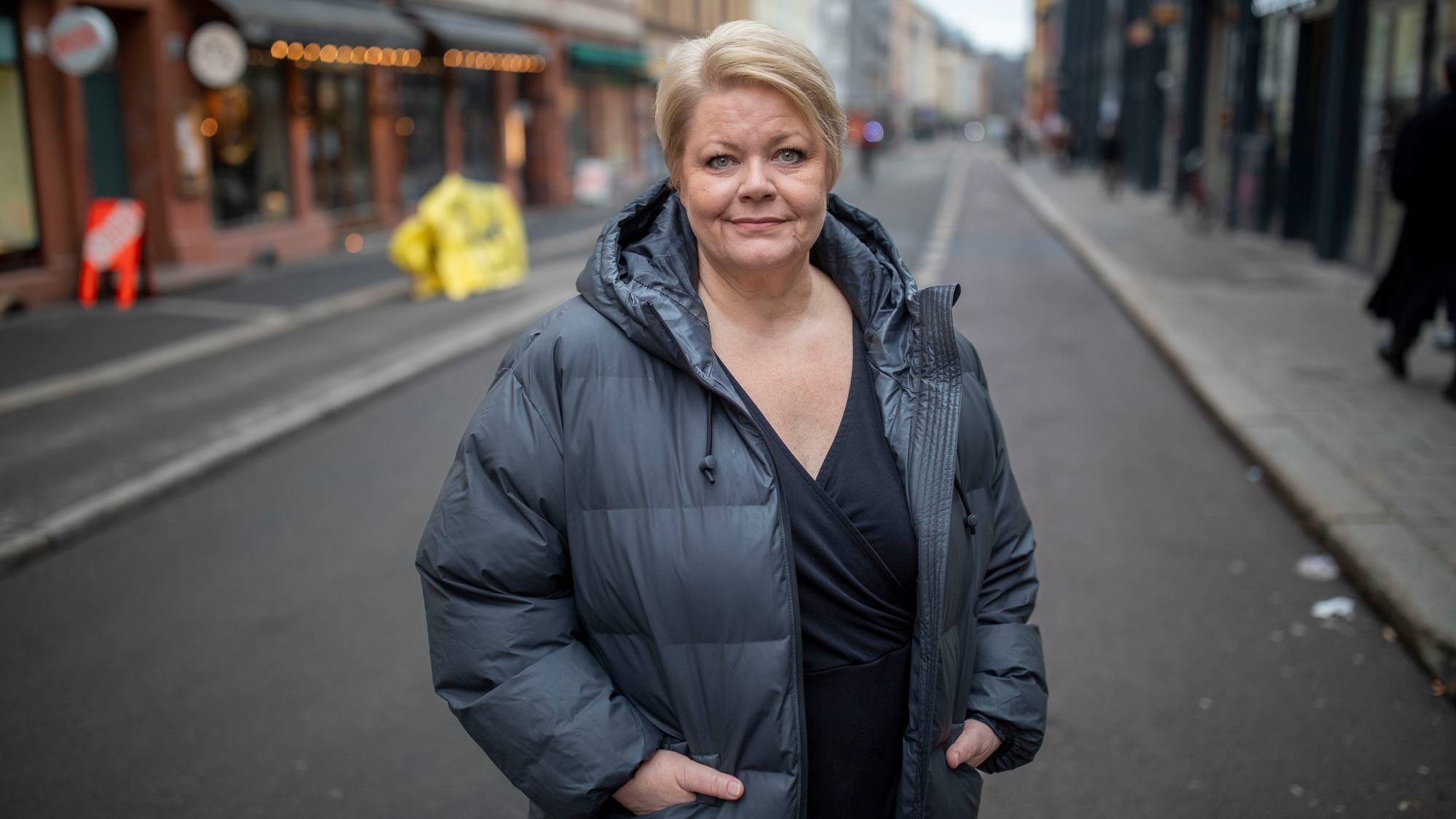 en person som står på en gate (Bildebeskrivelsen er laget av en KI-tjeneste)