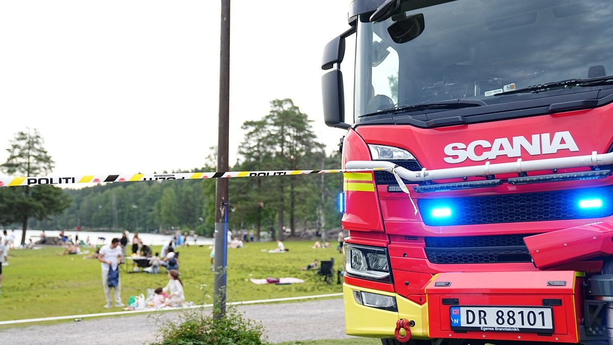 Drukningsulykke på Sognsvann: Mann sendt til sykehus En voksen mann fraktes til sykehus etter en drukningsulykke på Sognsvann i Oslo.
Personen ble funnet 19.48 – da ble det gjennomført livreddende førstehjelp på stedet. Politiet rykket ut med store ressurser klokken 19.41 da mannen ble meldt savnet.
Per nå har ikke politiet ytterligere detaljer om skadeomfang eller hendelsesforløp.
Den involverte mannen ble meldt savnet til nødetatene klokken 19.34, skriver VG.