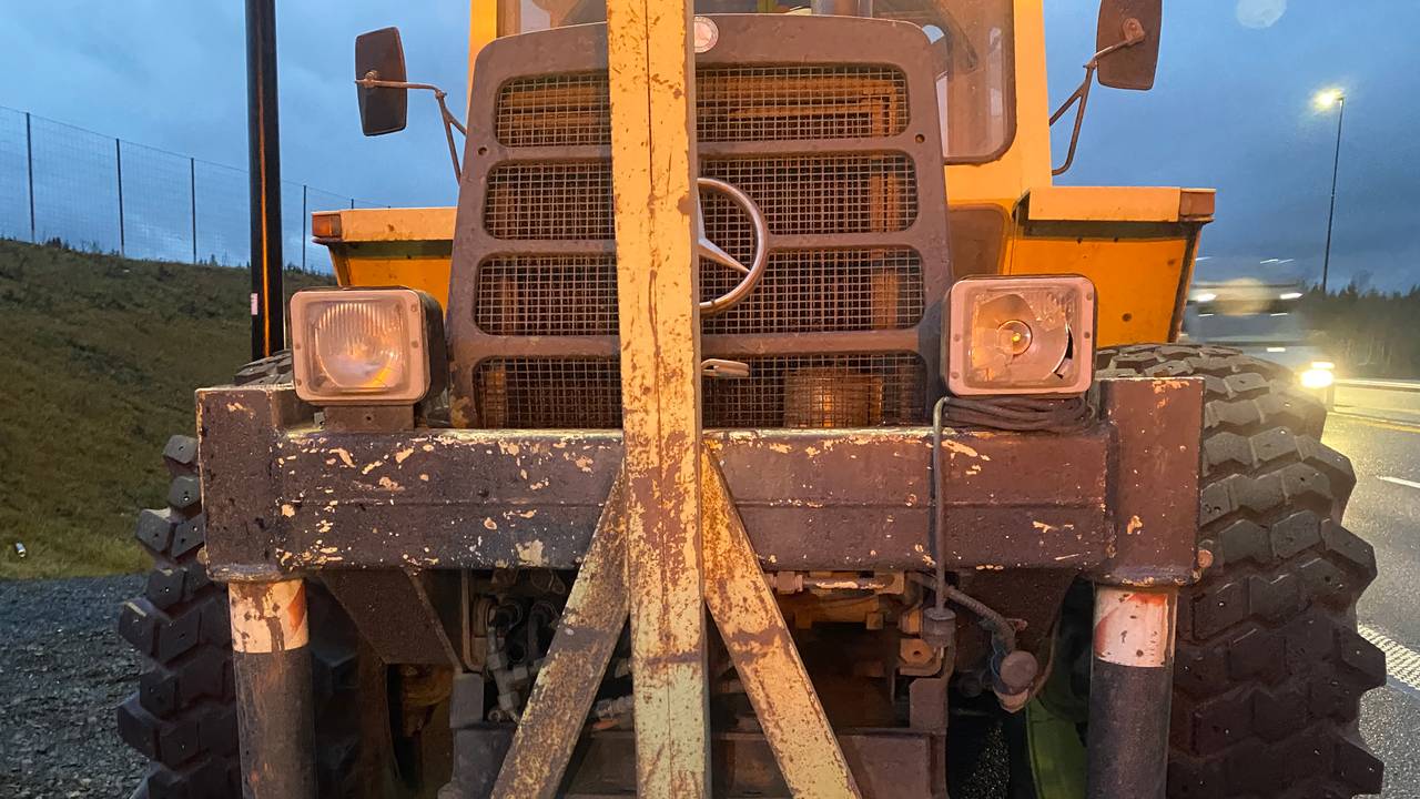 Traktor med ødelagte lys