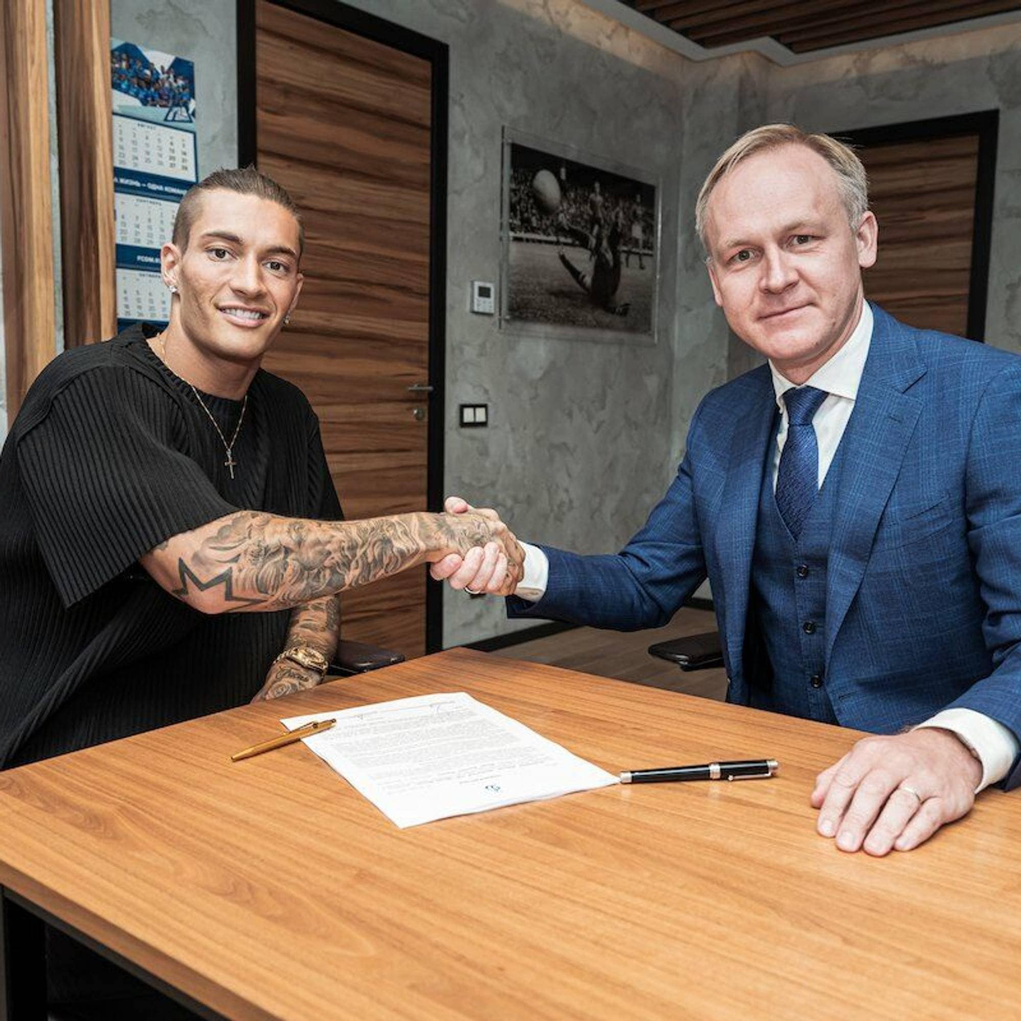 Mathias Normann gir et håndtrykk til Dinamo Moskva sin sportsdirektør