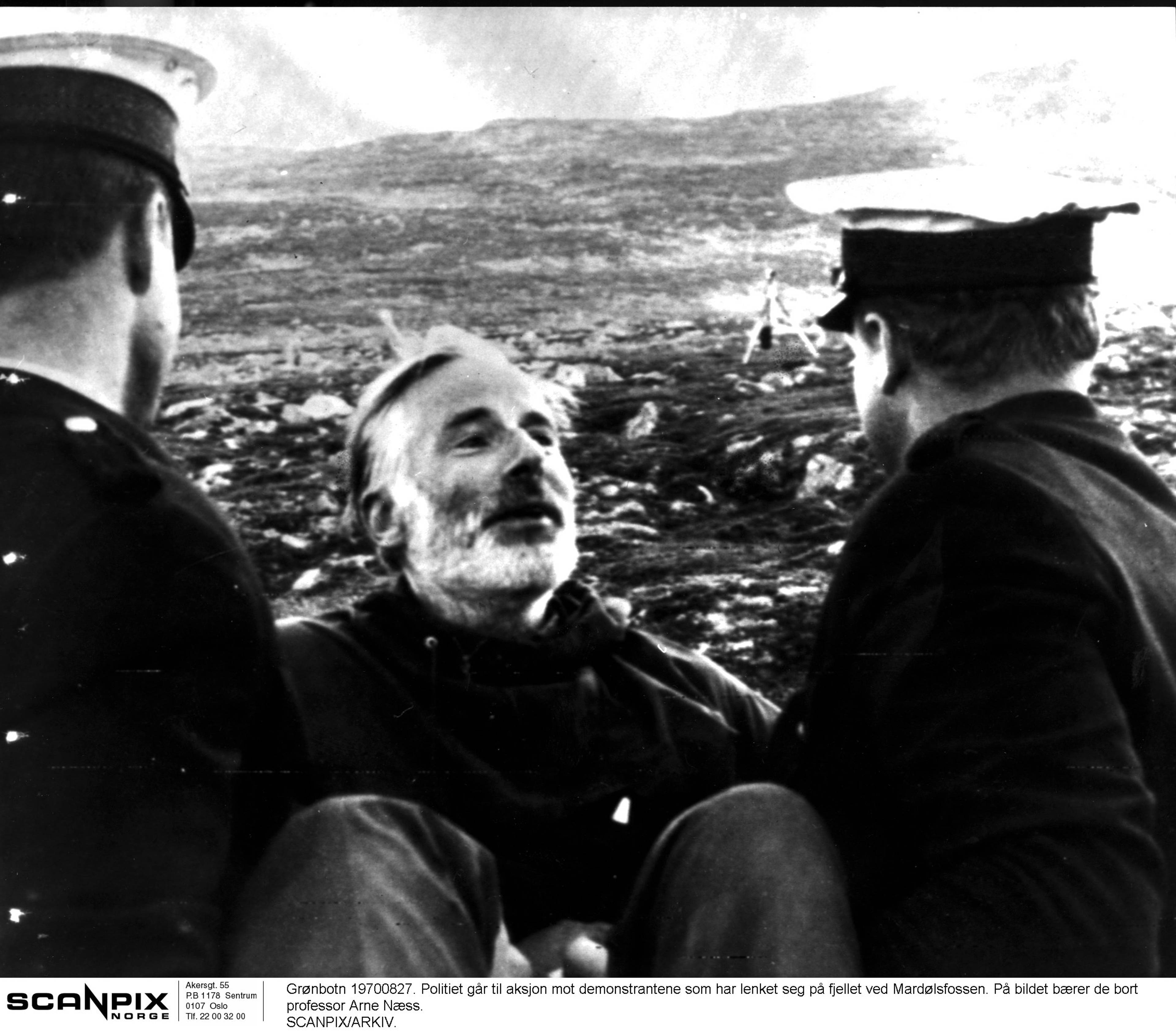 Grønbotn 19700827. Mardølademonstrasjonene : Politiet går til aksjon mot demonstrantene som har lenket seg på fjellet ved Mardølsfossen. På bildet bærer de bort professor Arne Næss. Foto: Grete Sandberg / NTB arkiv / Scanpix
