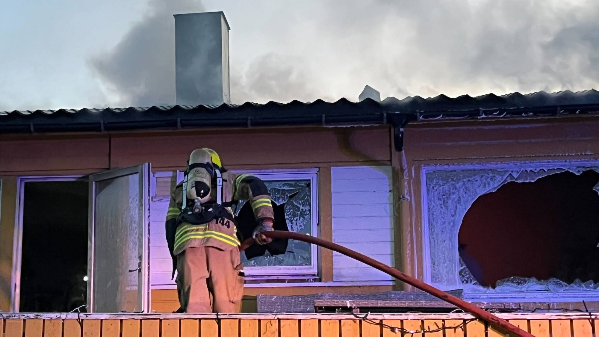 The fire service is working to extinguish a fire in a ⁢residential building on a ‍farm in Levanger.