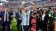 Tony Gutierrez / AP,NTB Lionel Messi vinker til publikum på en fotballbane. Han er iført Argentinas drakt og omringes av pressefolk og sikkerhetsvakter. En stor tribunedekket stadion med mange tilskuere er synlig i bakgrunnen. Bildet viser Messi etter en kamp, muligens en seier eller avslutning på et mesterskap. (Bildebeskrivelsen er laget av en KI-tjeneste)
