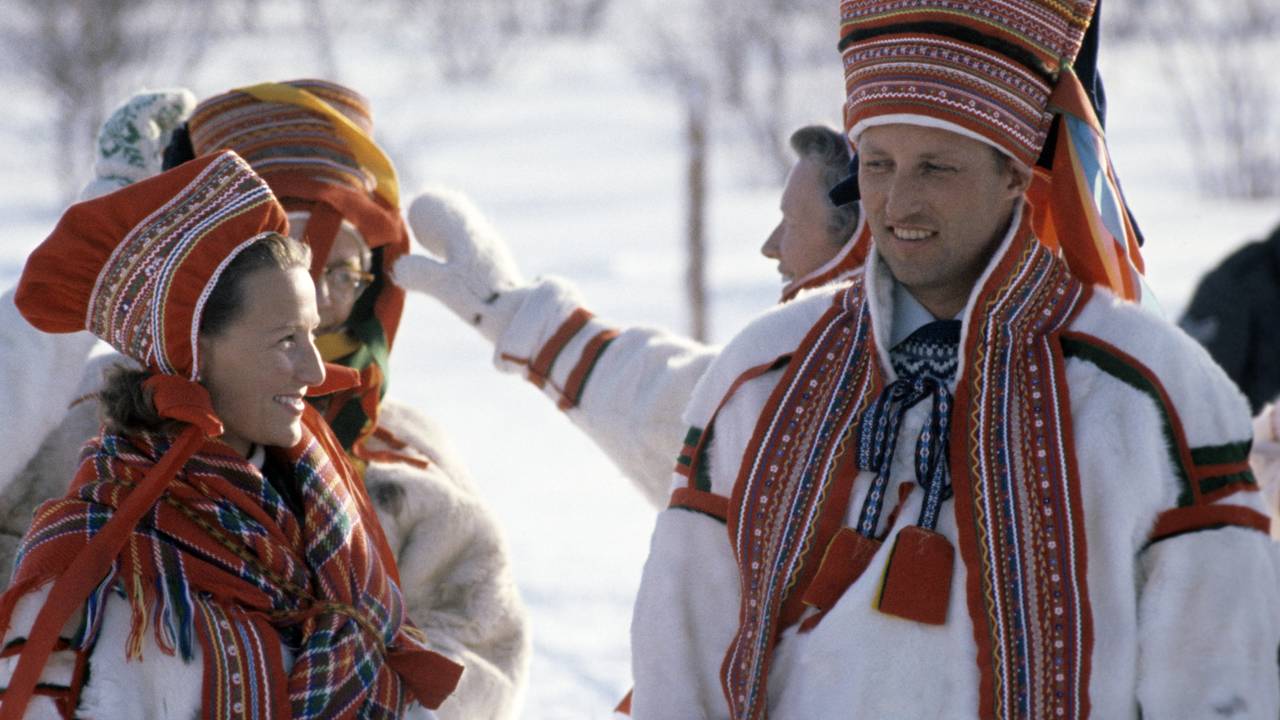 Karasjok 196904. Kronprinsparet i Nord-Norge. Her i Finnmark. Her er både kronprins Harald og kronprinsesse Sonja iført samedrakter: pesk, en kofte av hvitt reinsdyrskinn, og samelue.