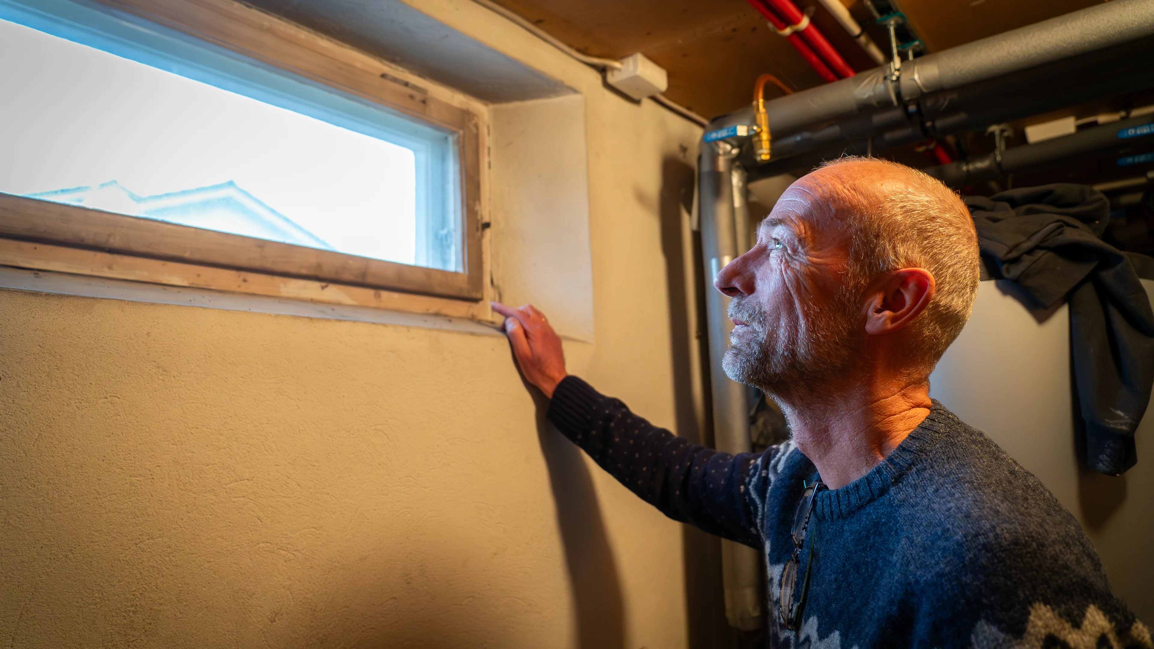 Petter Voss ved kjellervinduet som ble brutt opp.