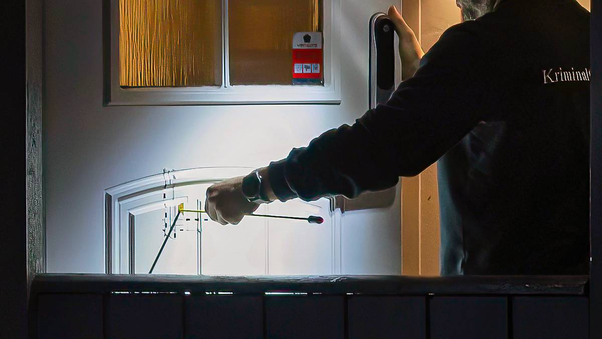 Mistenker at 17-åringer skjøt mot dør på bestilling