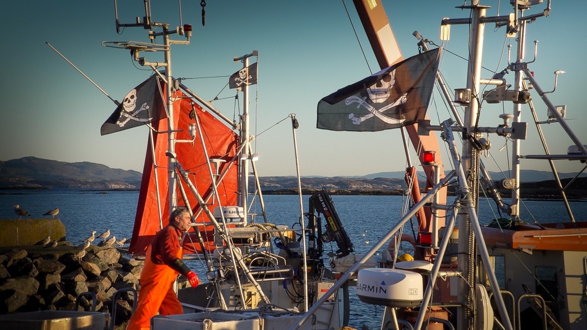 Fiskarane heiser piratflagg i protest