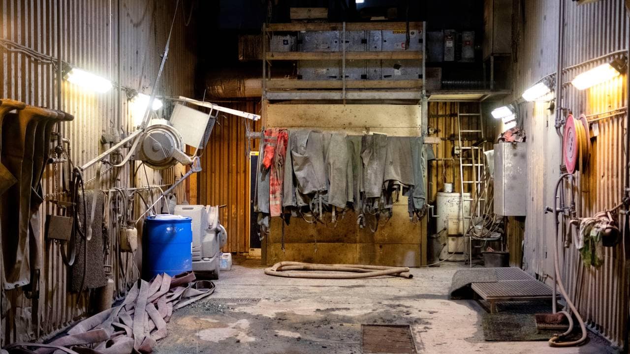Vadebuksene henger ennå i garasjen etter sommerens oversvømmelse i gruven. Foto: Line Nagell Ylvisåker