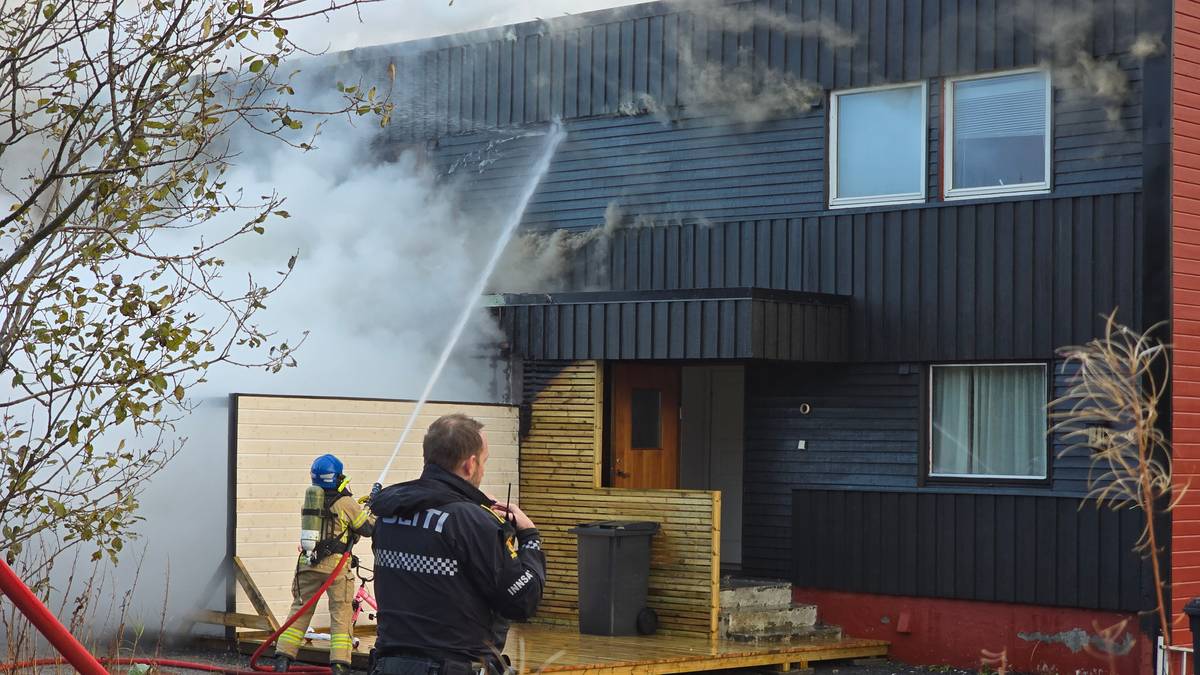 21 personer er uten bolig etter brann i rekkehus: – Det var full fyr