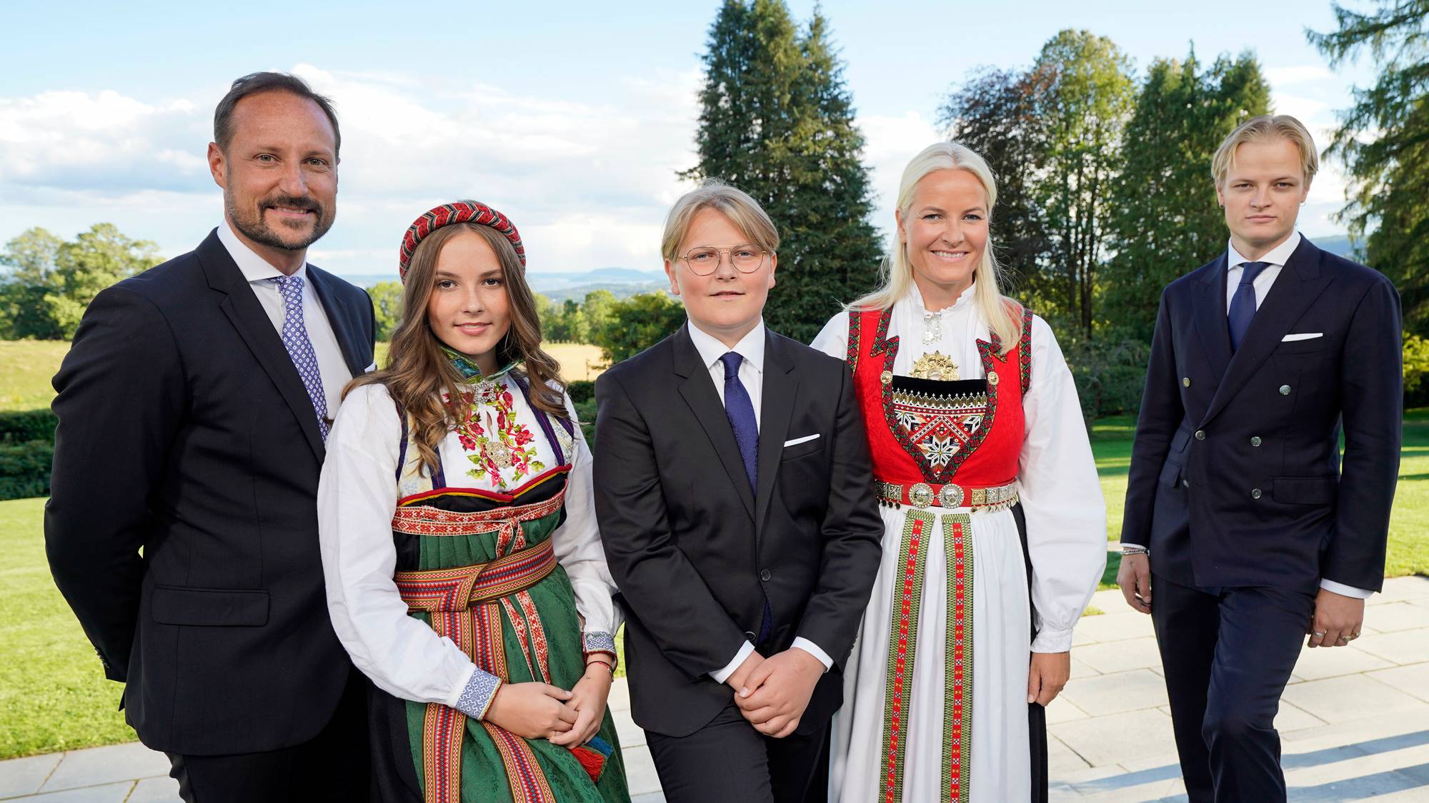 Kronprinsfamilien fotografert i forbindelse med konfirmasjonen til prins Sverre Magnus