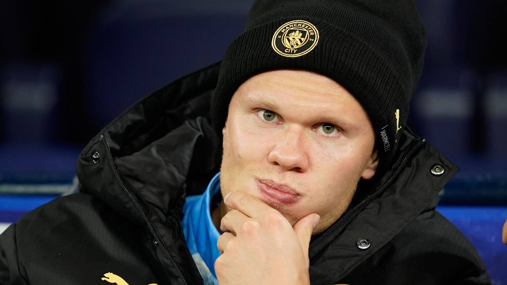 Erling Braut Haaland satt på benken mot AEK Aten.
