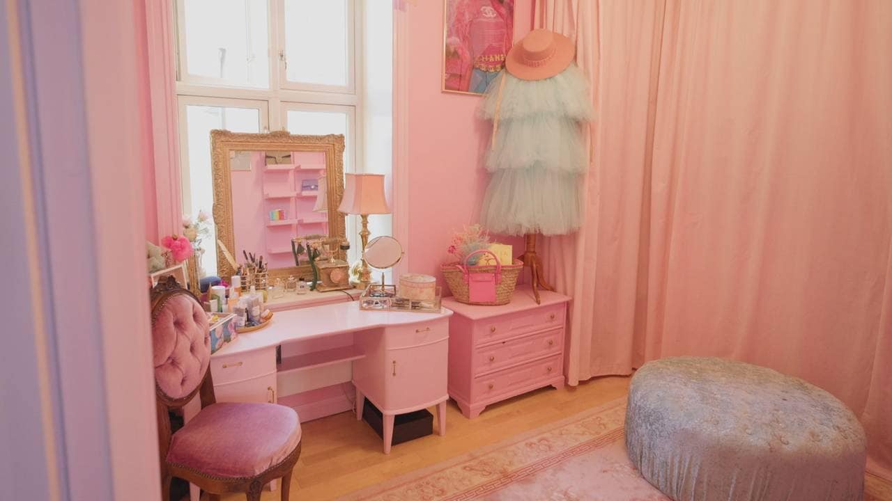 I colori in casa stanno diventando sempre più popolari.  Illustrato qui con mobili rosa. 