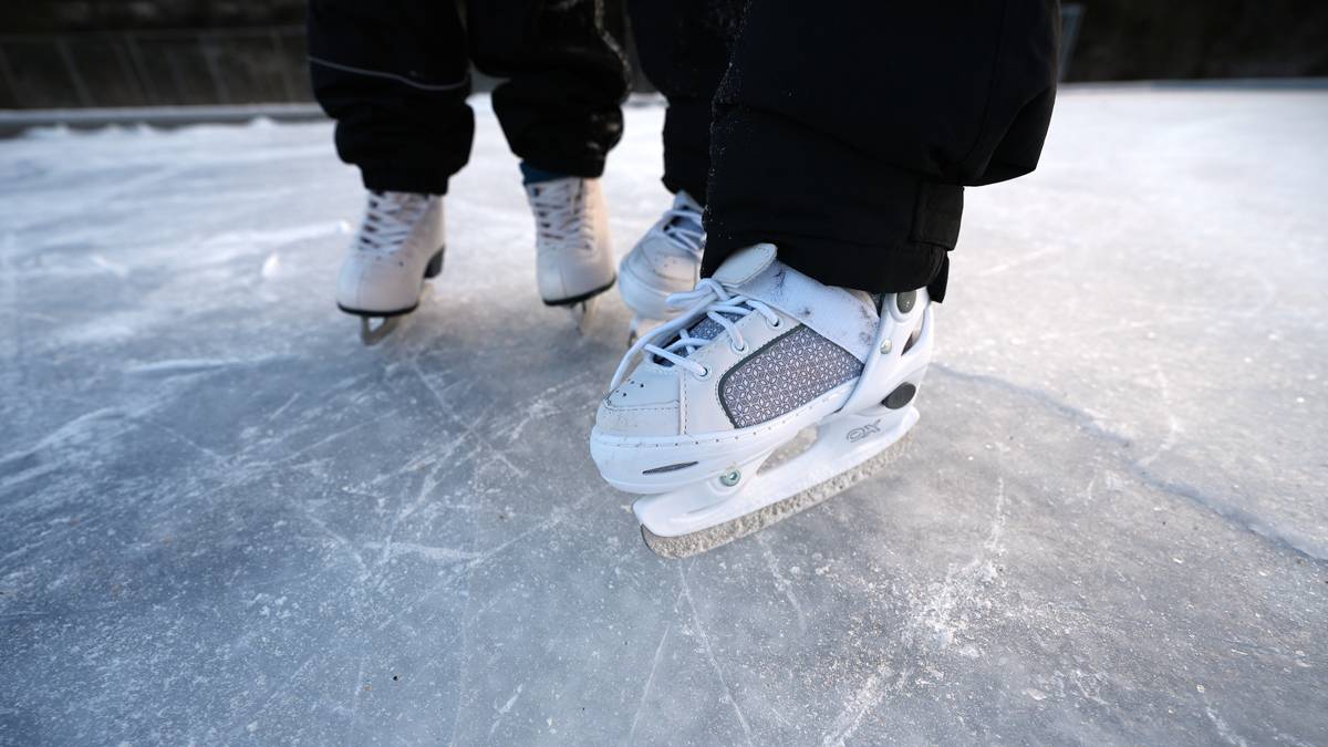 Slik bygde Erik sin egen skøytebane