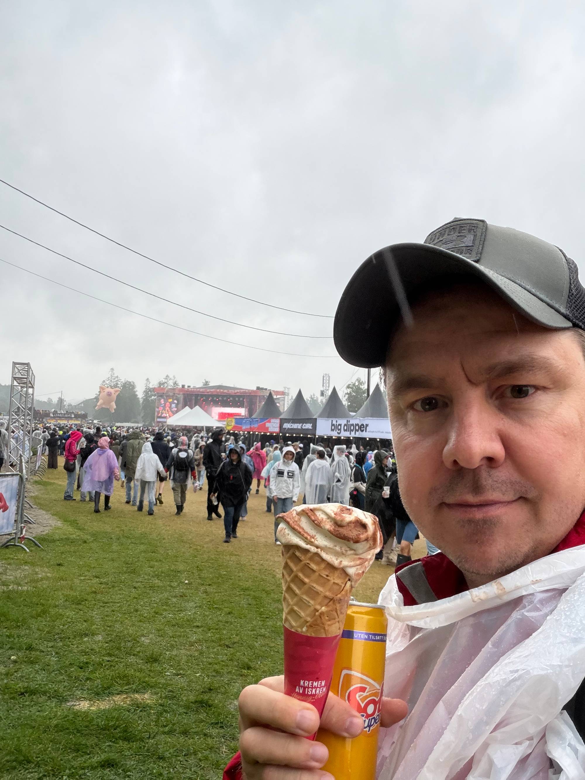 En person som holder en iskremkjeks (Bildebeskrivelsen er laget av en KI-tjeneste)