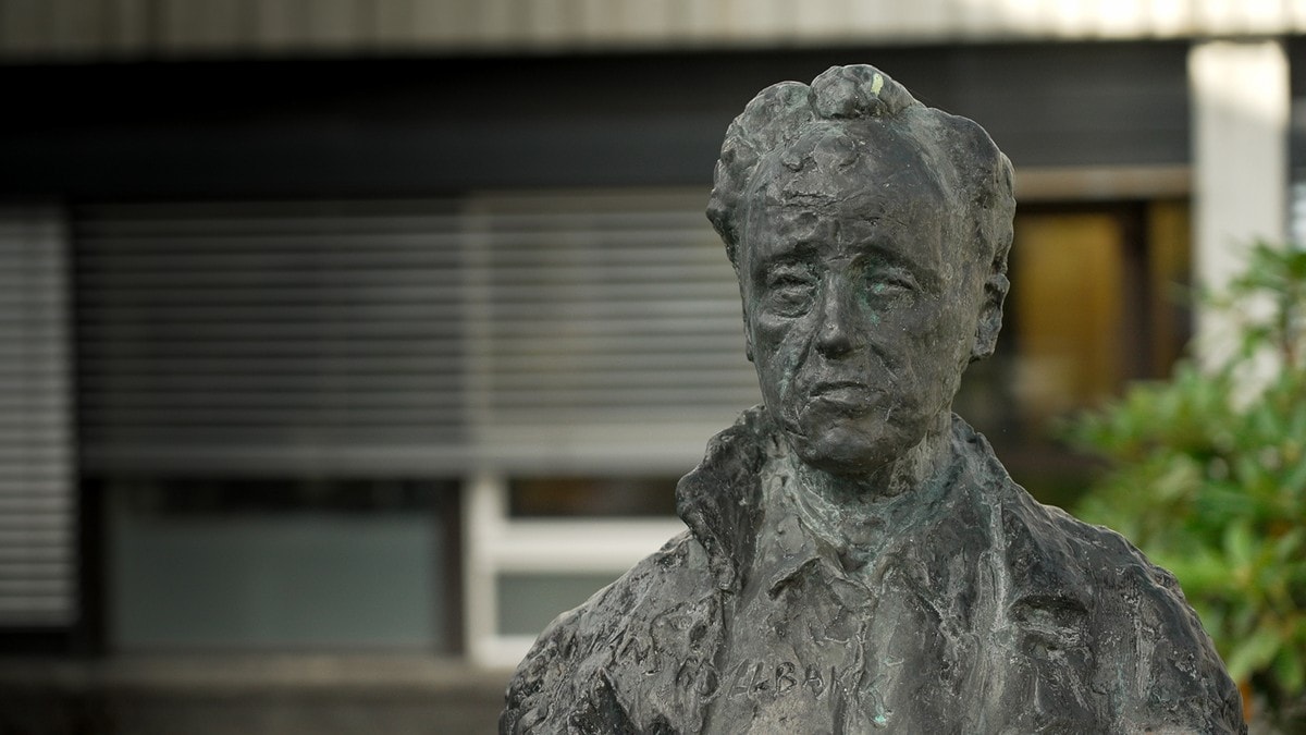 Vil fjerne byste av overgrepsskulda diktar